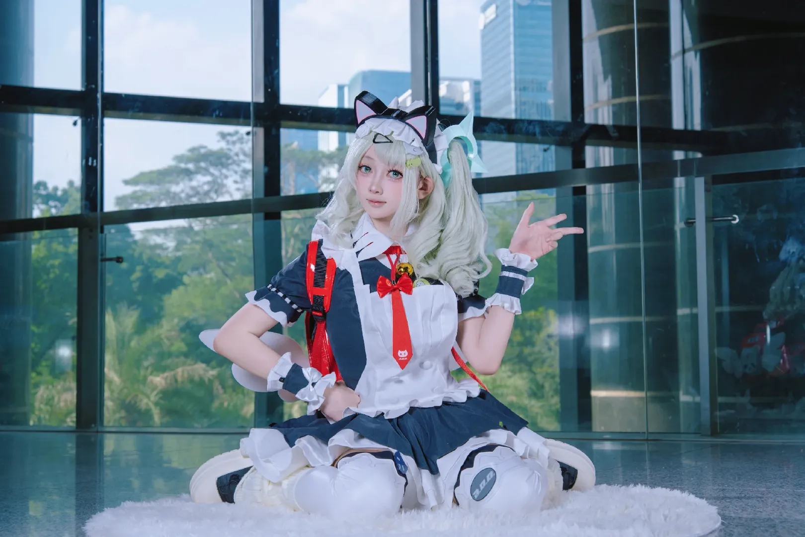 【千夏cos】绝区零的猫耳女仆，玻璃幕墙下的跃动瞬间 - 第 7 张