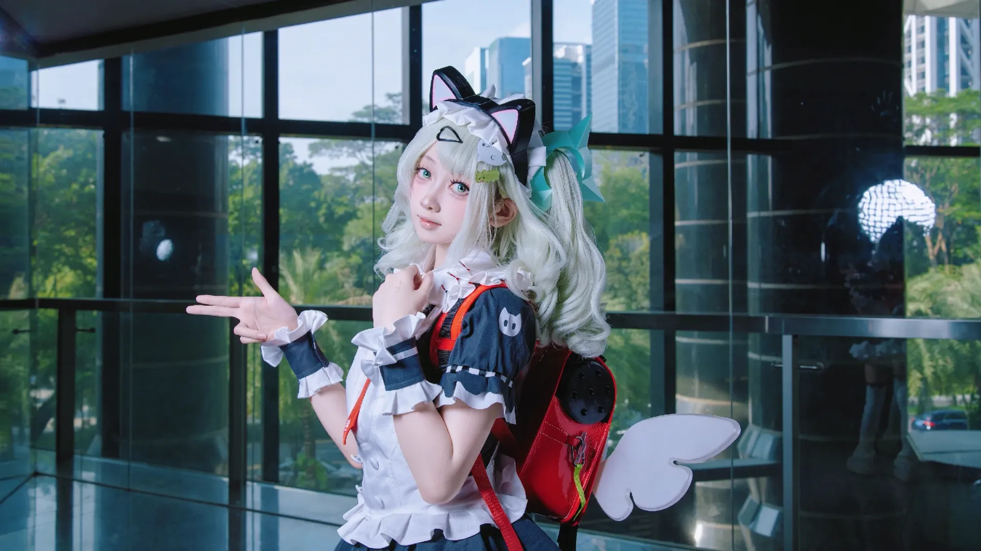【千夏cos】绝区零的猫耳女仆，玻璃幕墙下的跃动瞬间 - 第 8 张