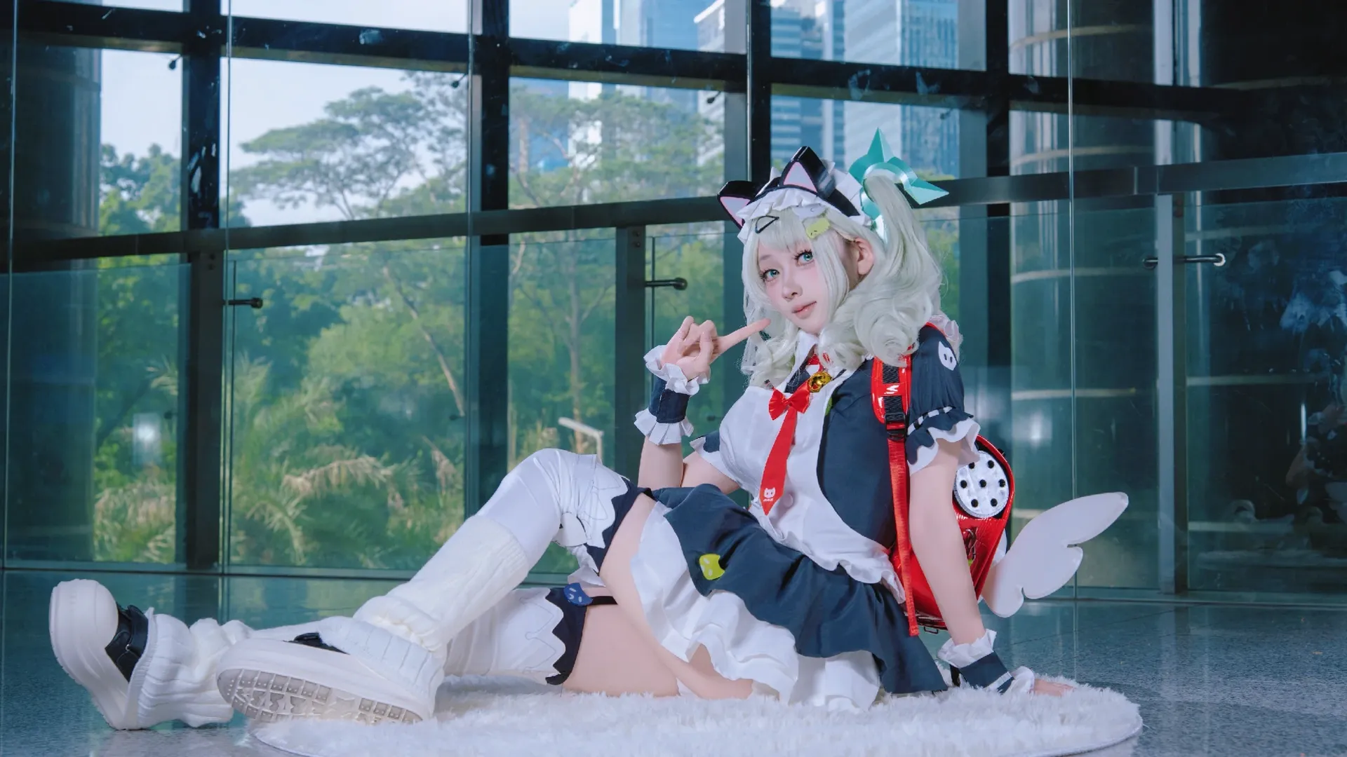 【千夏cos】绝区零的猫耳女仆，玻璃幕墙下的跃动瞬间 - 第 9 张