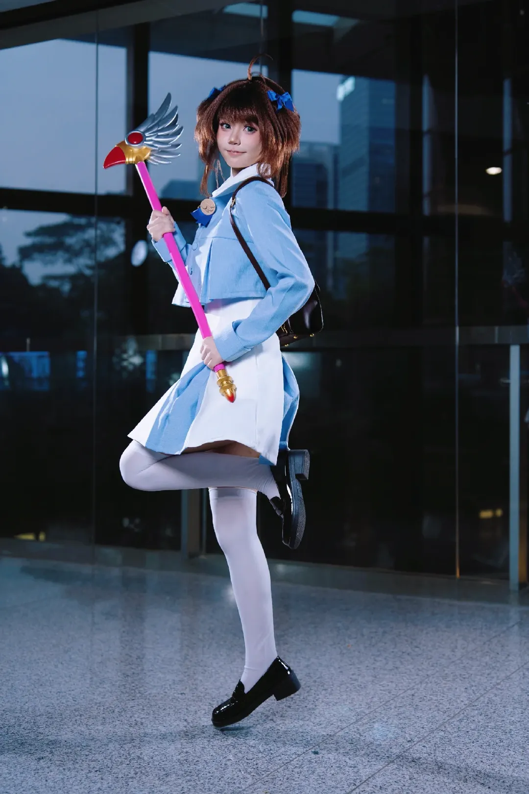 【木之本樱cos】魔卡少女樱夜晚玻璃幕墙的外拍心得 - 第 11 张