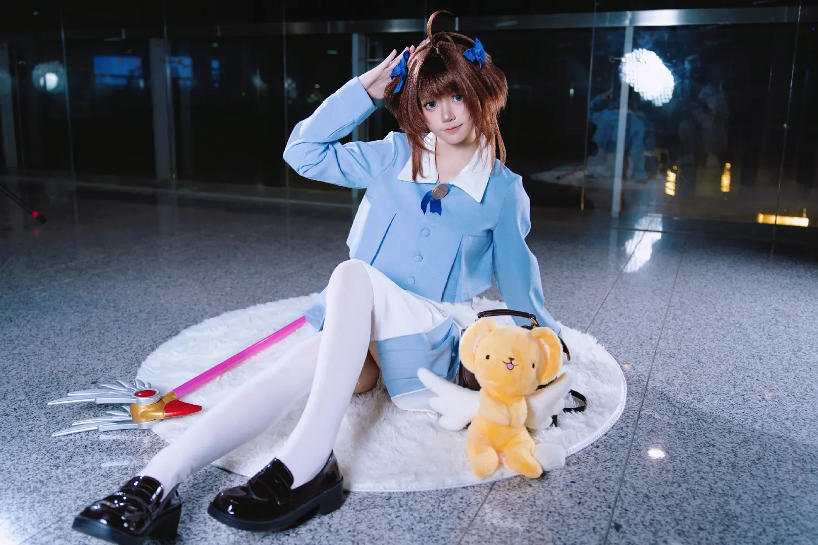 【木之本樱cos】魔卡少女樱夜晚玻璃幕墙的外拍心得 - 第 3 张