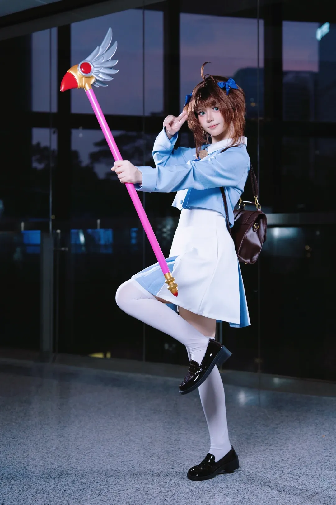 【木之本樱cos】魔卡少女樱夜晚玻璃幕墙的外拍心得 - 第 8 张