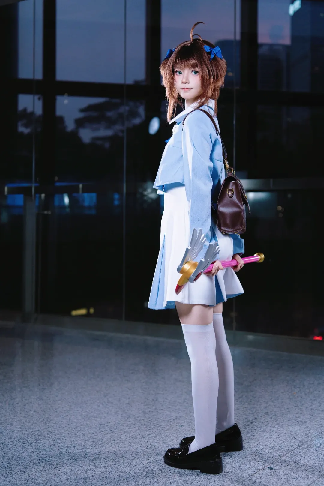 【木之本樱cos】魔卡少女樱夜晚玻璃幕墙的外拍心得 - 第 9 张
