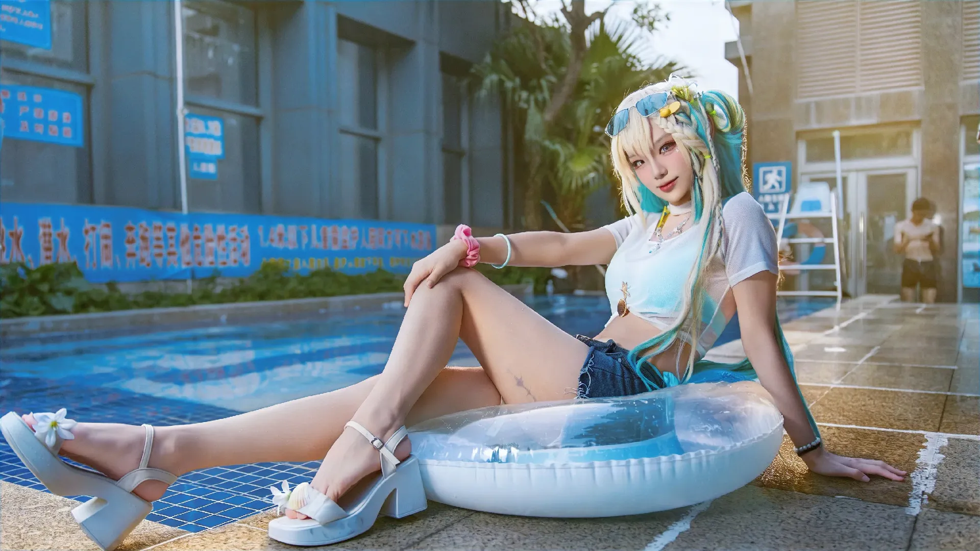【琳奈cos】鸣潮夏日泳装，一起去泳池吧 - 第 4 张