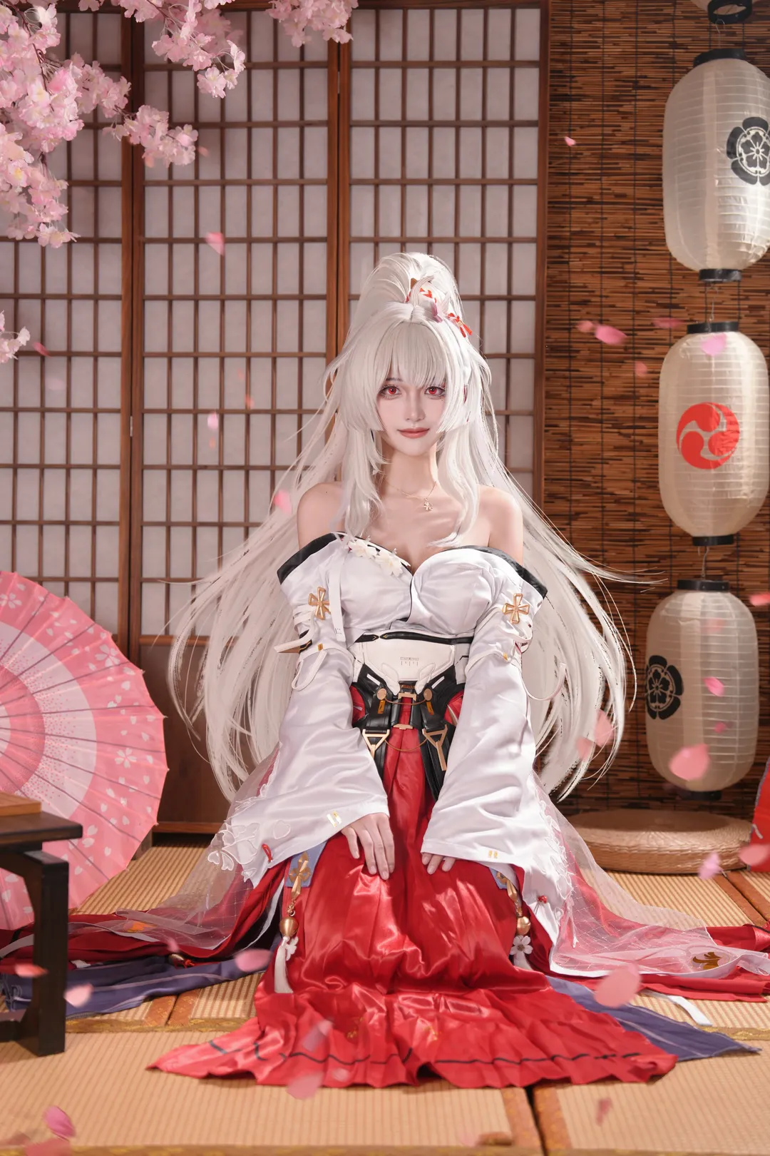 【绯雪cos】鸣潮里的灼樱巫女，清冷与艳丽的交织 - 第 1 张