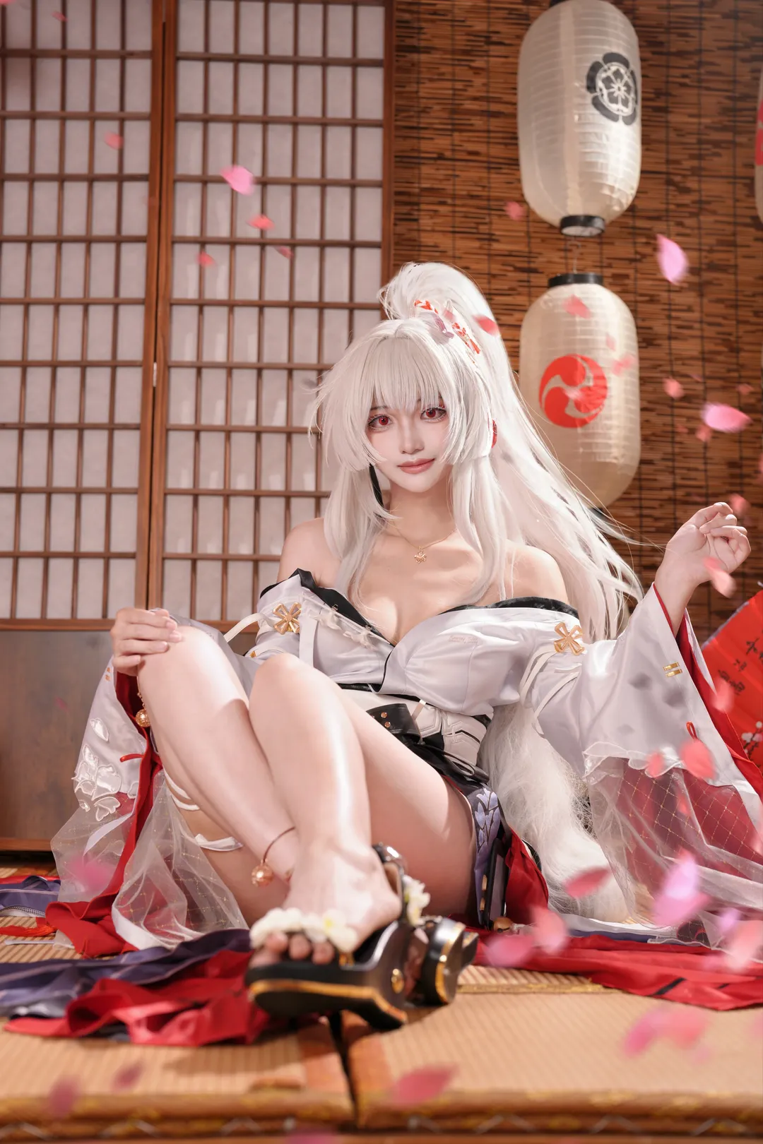 【绯雪cos】鸣潮里的灼樱巫女，清冷与艳丽的交织 - 第 2 张