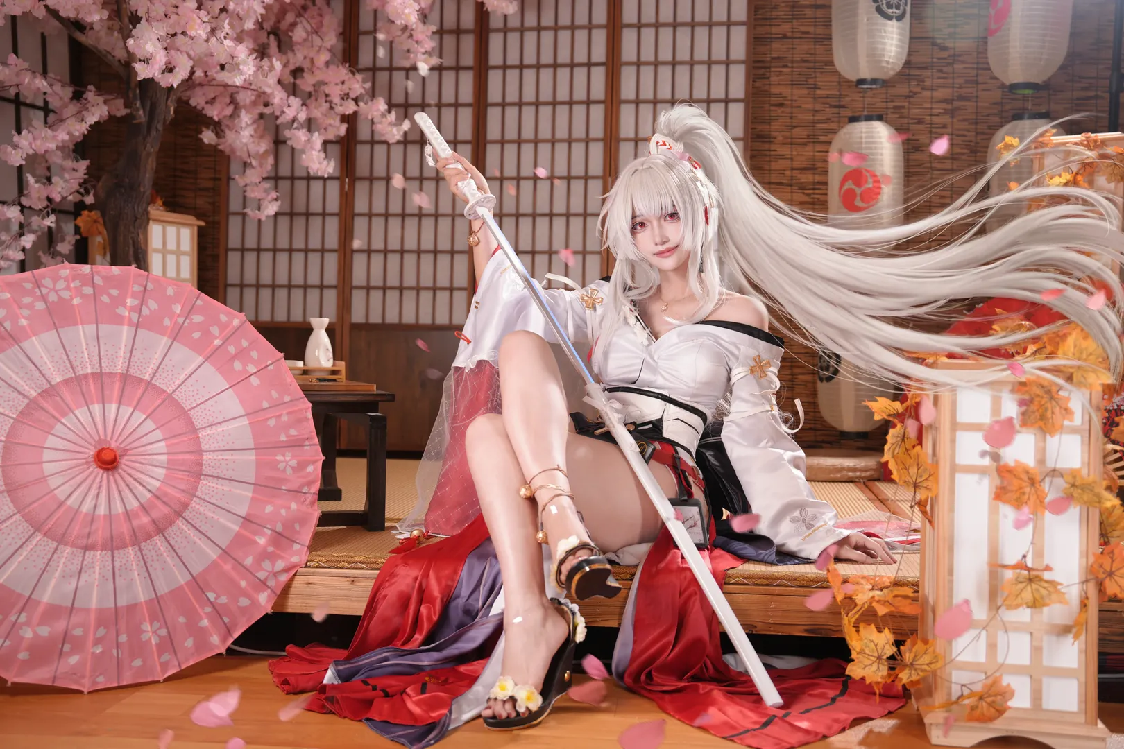 【绯雪cos】鸣潮里的灼樱巫女，清冷与艳丽的交织 - 第 3 张