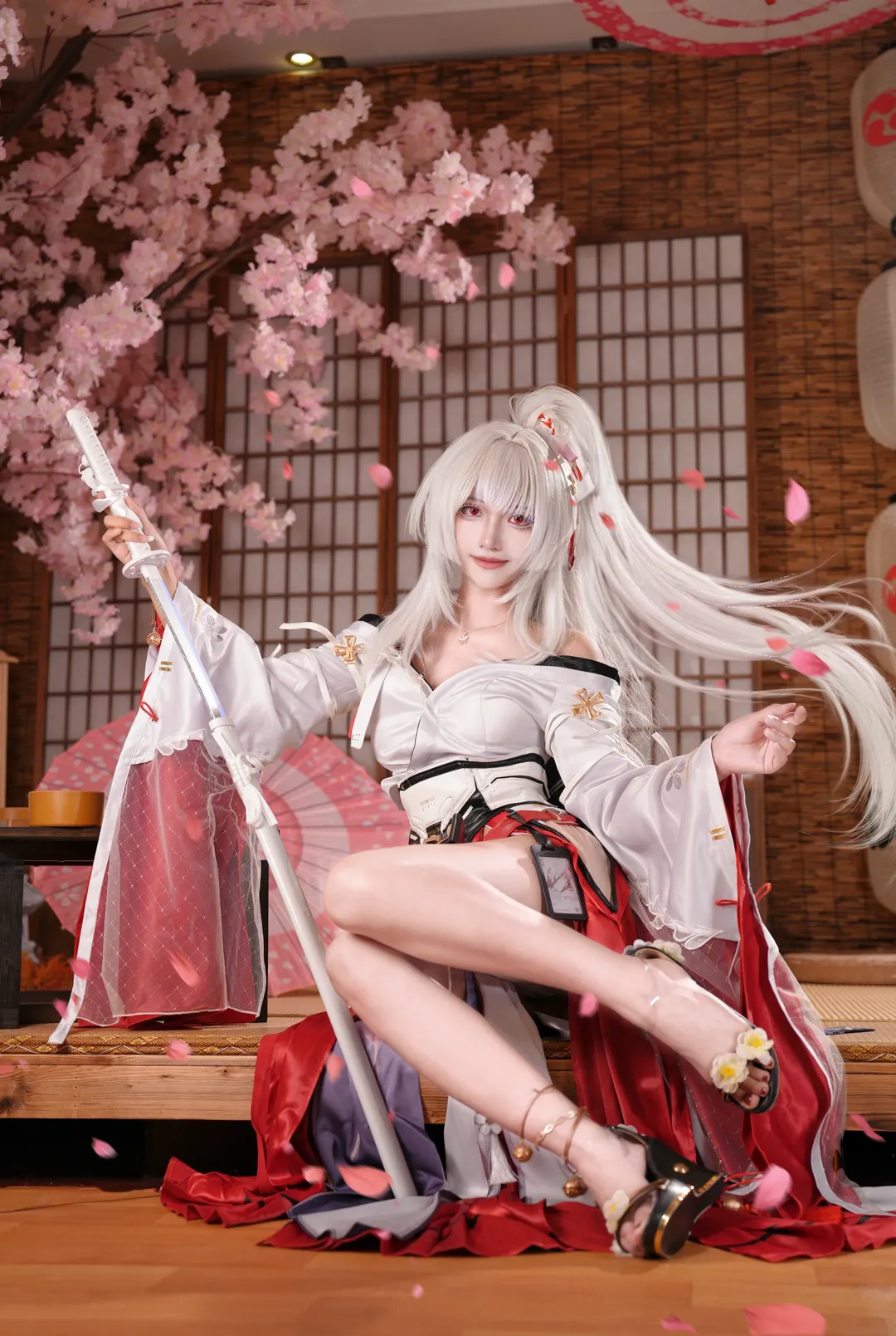 【绯雪cos】鸣潮里的灼樱巫女，清冷与艳丽的交织 - 第 4 张