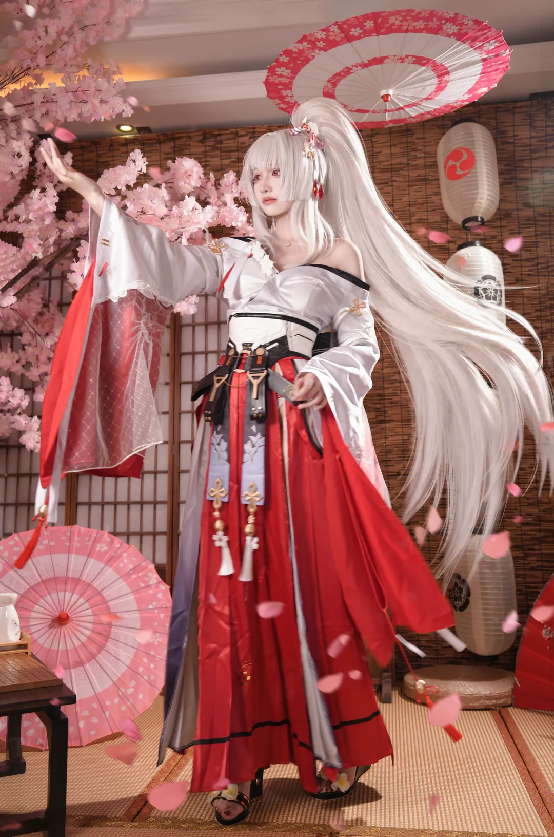 【绯雪cos】鸣潮里的灼樱巫女，清冷与艳丽的交织 - 第 6 张