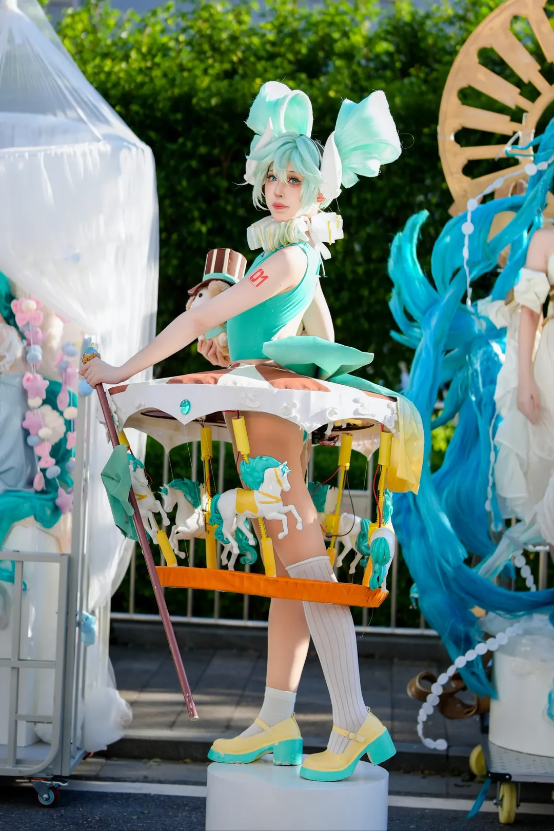 【初音未来cos】漫展梦幻与户外阳光的时空交织 - 第 2 张