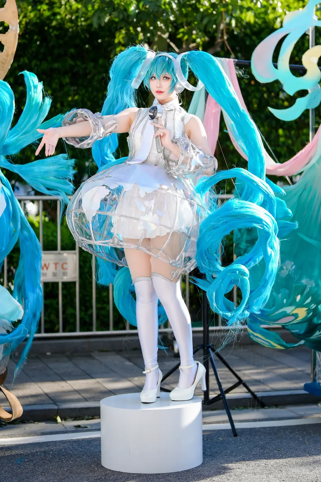 【初音未来cos】漫展梦幻与户外阳光的时空交织 - 第 3 张