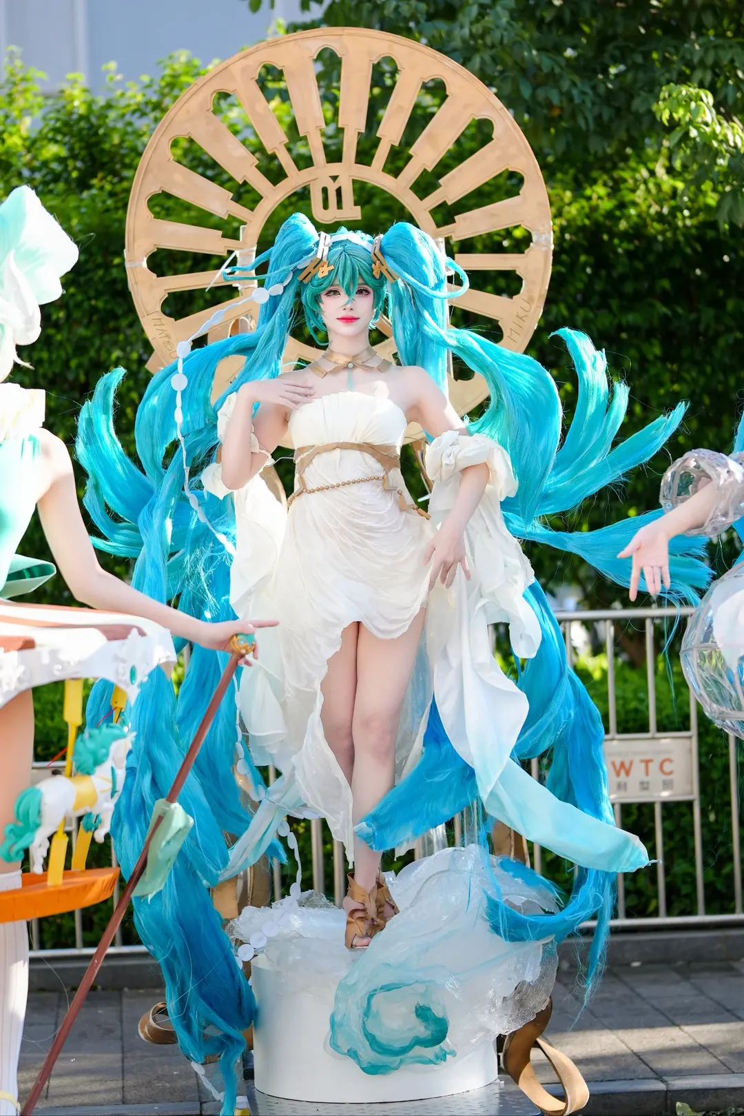【初音未来cos】漫展梦幻与户外阳光的时空交织 - 第 4 张