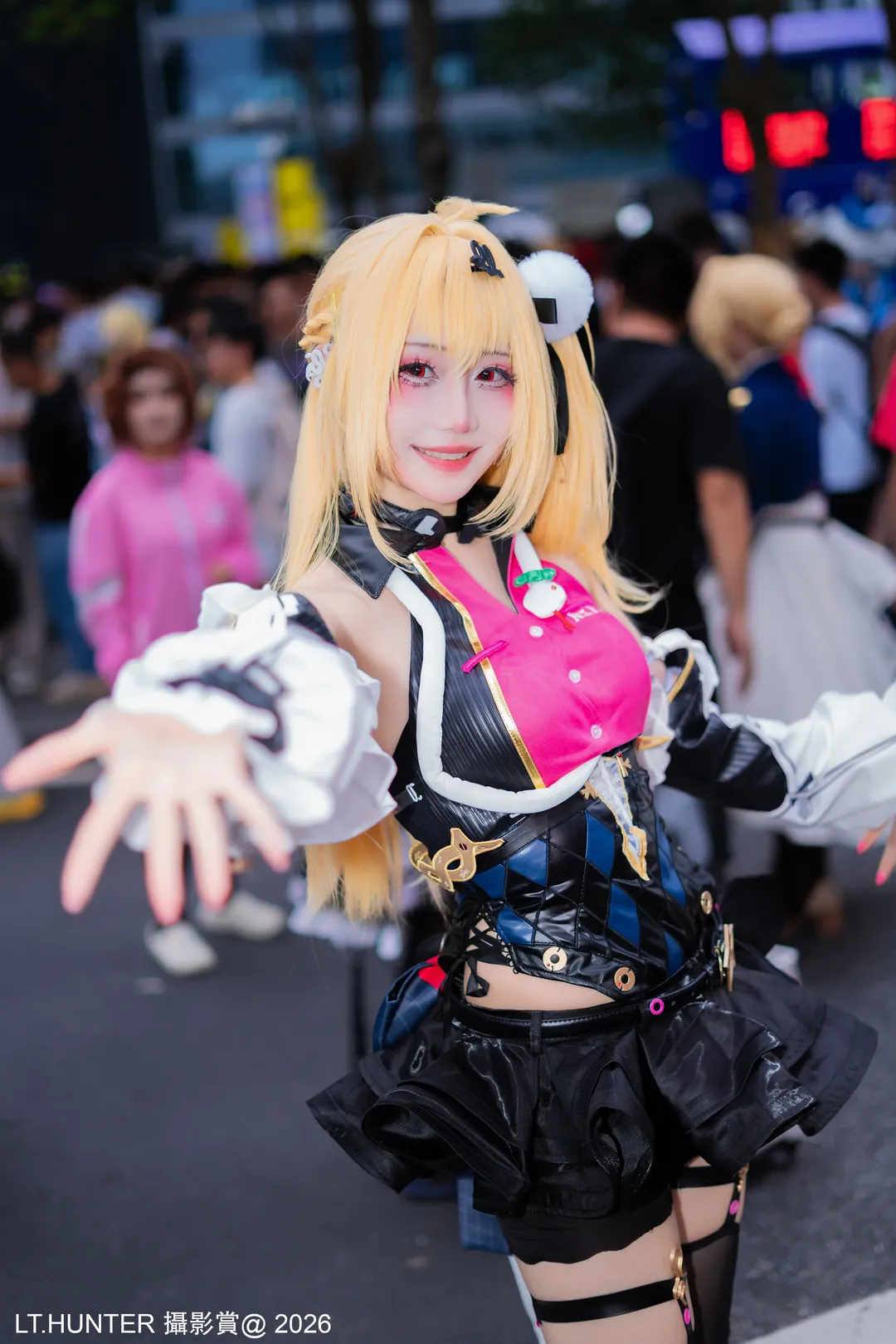 萤火虫漫展合集8 黑皮衣制服与红黑礼服的视觉碰撞 - 第 2 张