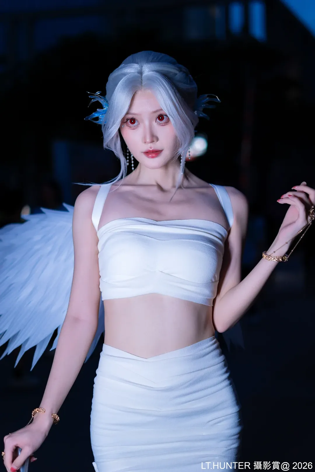 天使降临夜色中，白裙长剑的奇幻造型分享 - 第 2 张