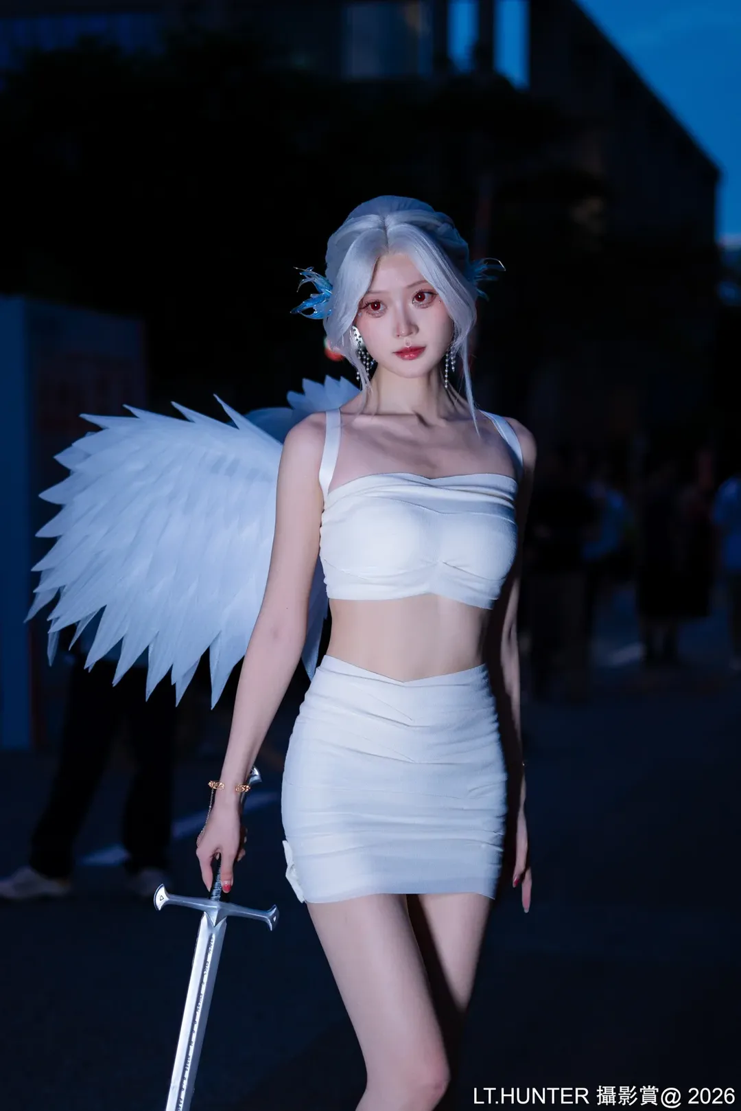 天使降临夜色中，白裙长剑的奇幻造型分享 - 第 3 张