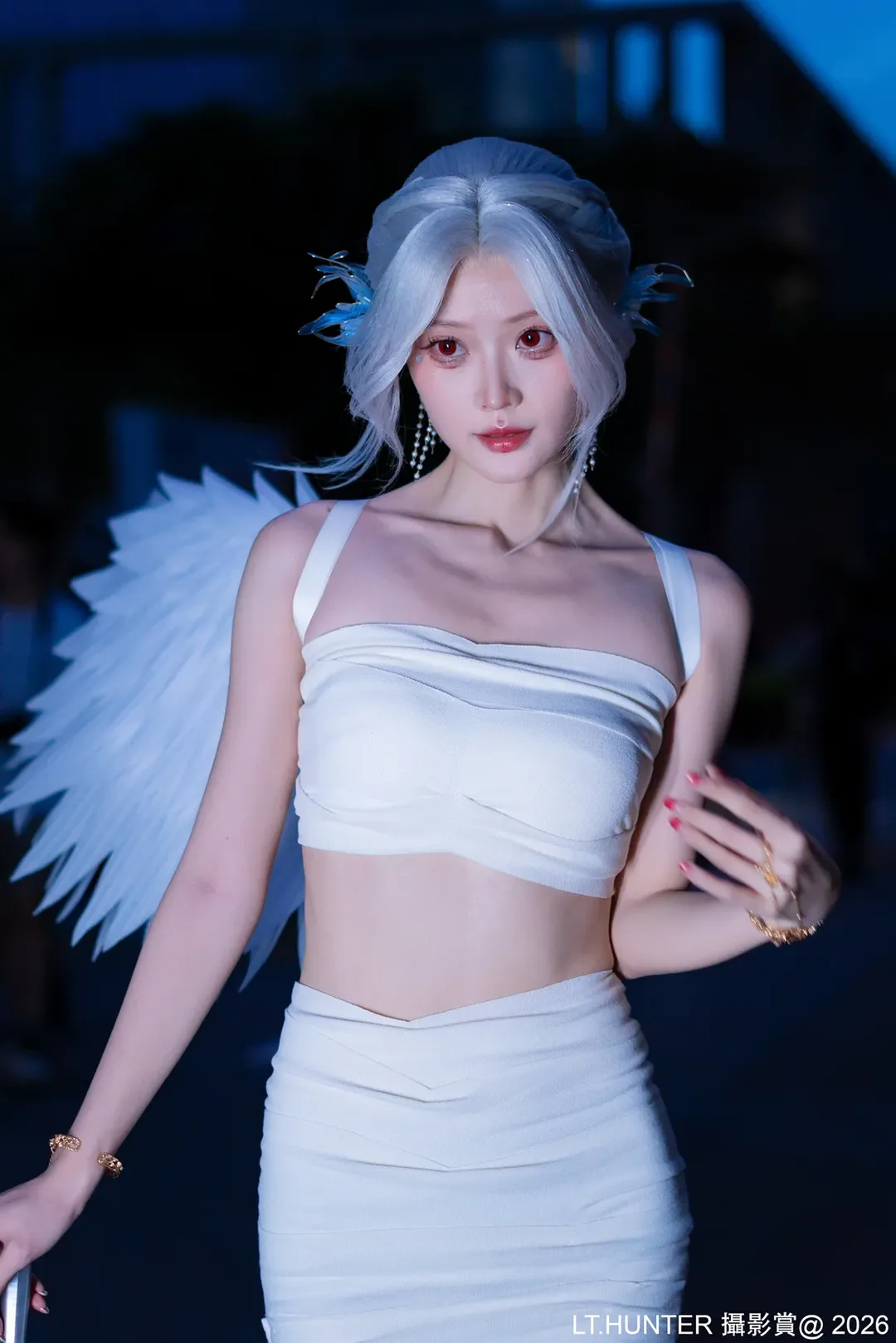 天使降临夜色中，白裙长剑的奇幻造型分享 - 第 9 张