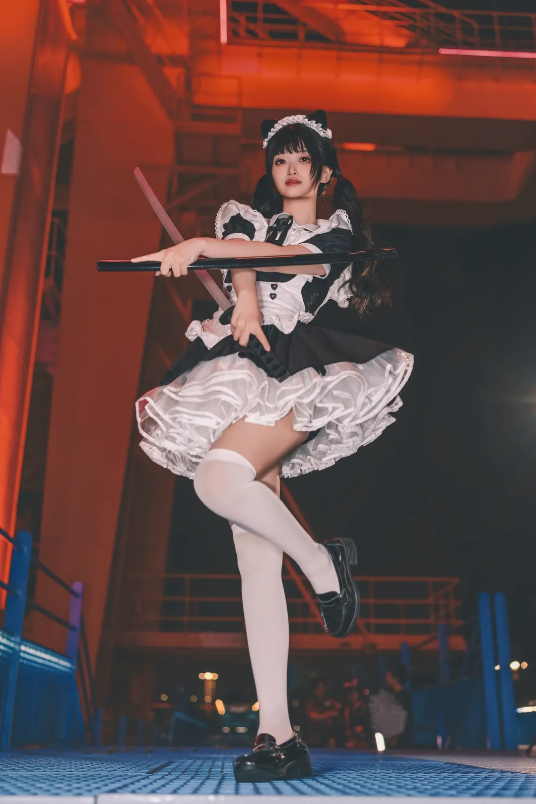 在工業風天橋上揮刀的女僕裝體驗 - 第 12 張