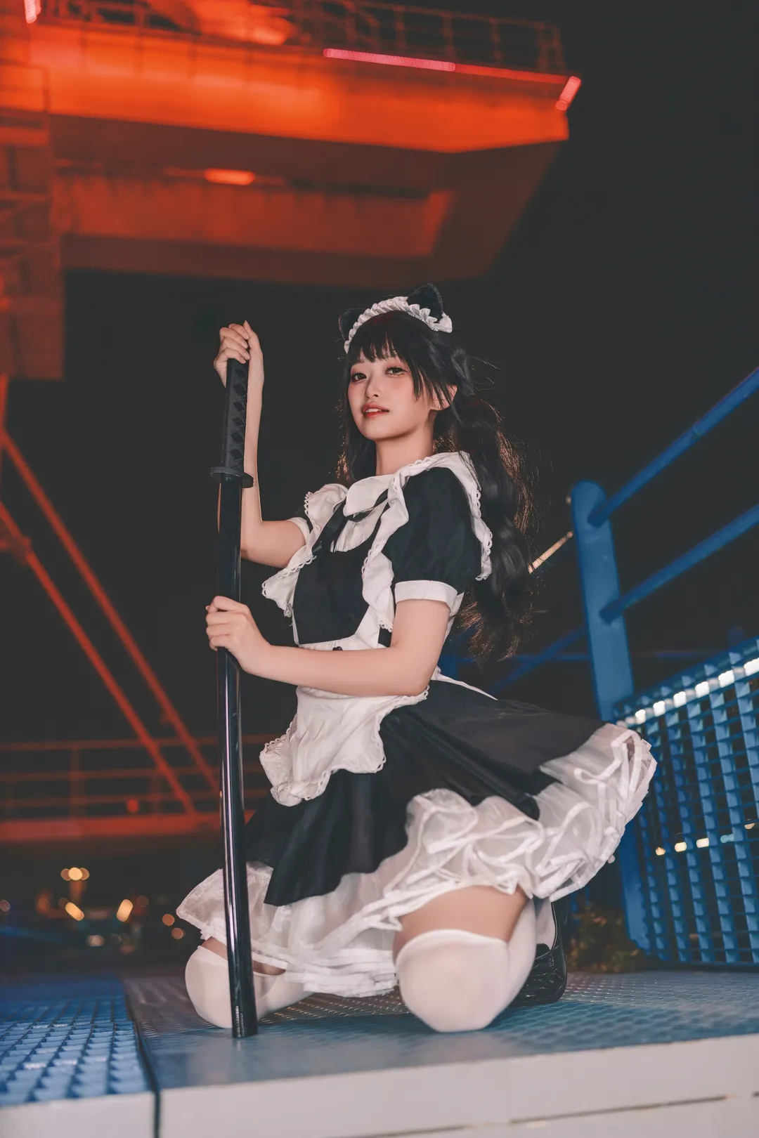 在工業風天橋上揮刀的女僕裝體驗 - 第 13 張