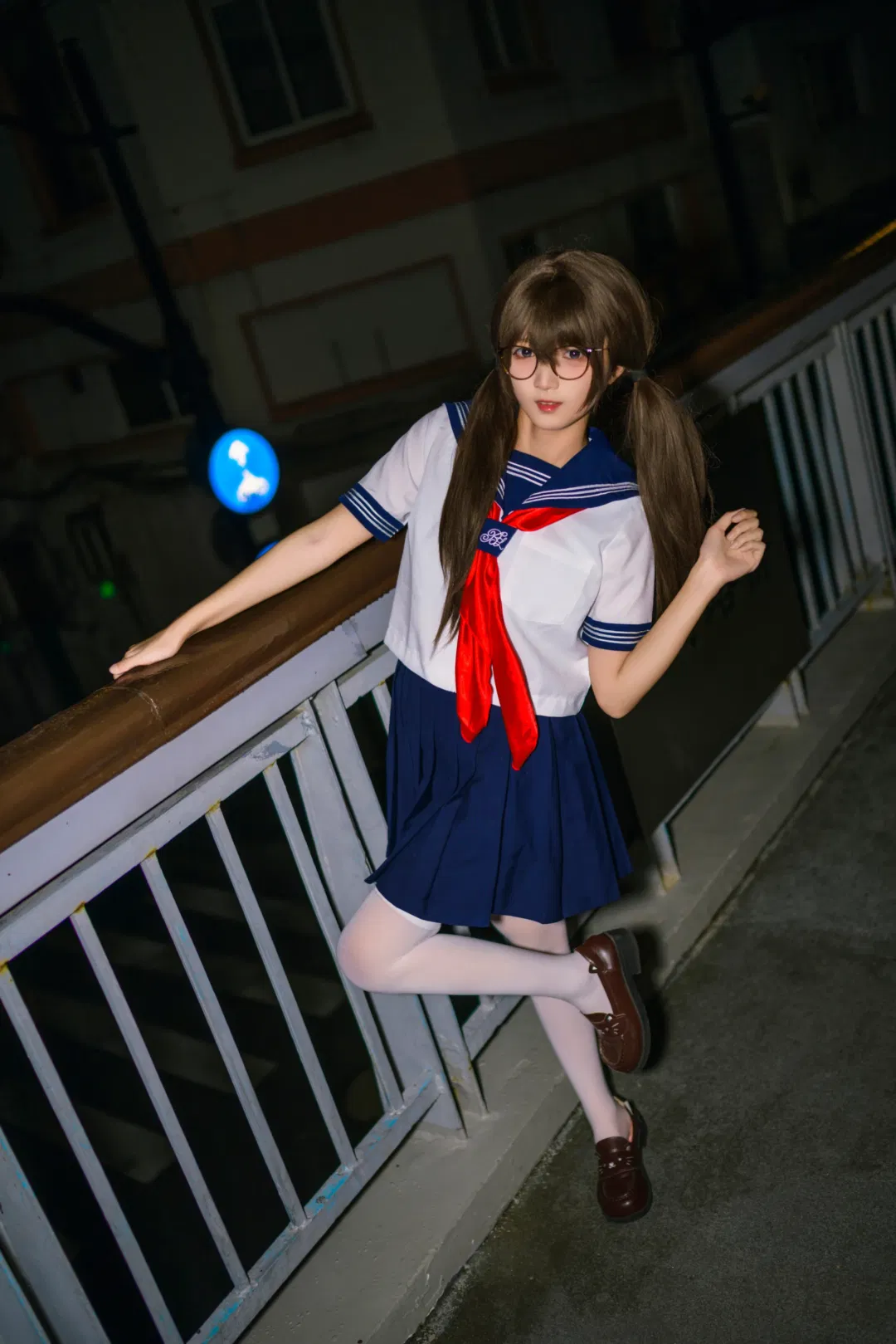 夜拍水手服，白丝眼镜娘的校供感随拍 - 第 4 张