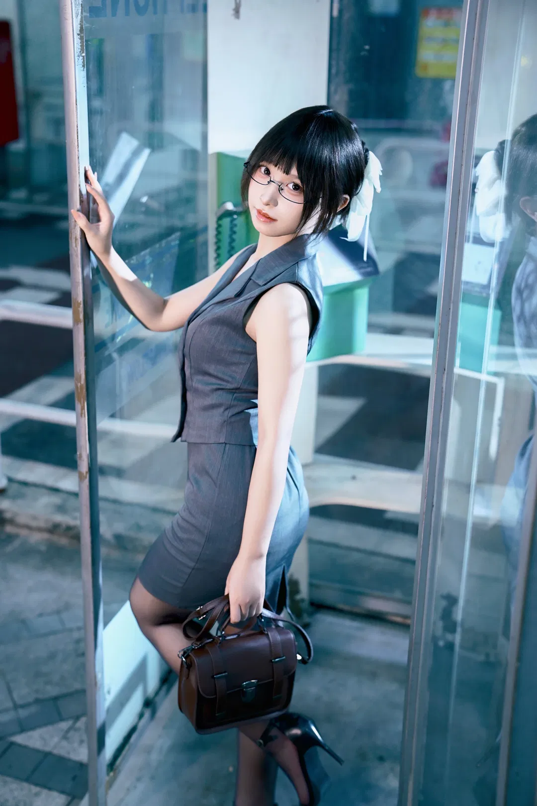 加班后的电话亭，日系OL眼镜制服夜景写真 - 第 3 张