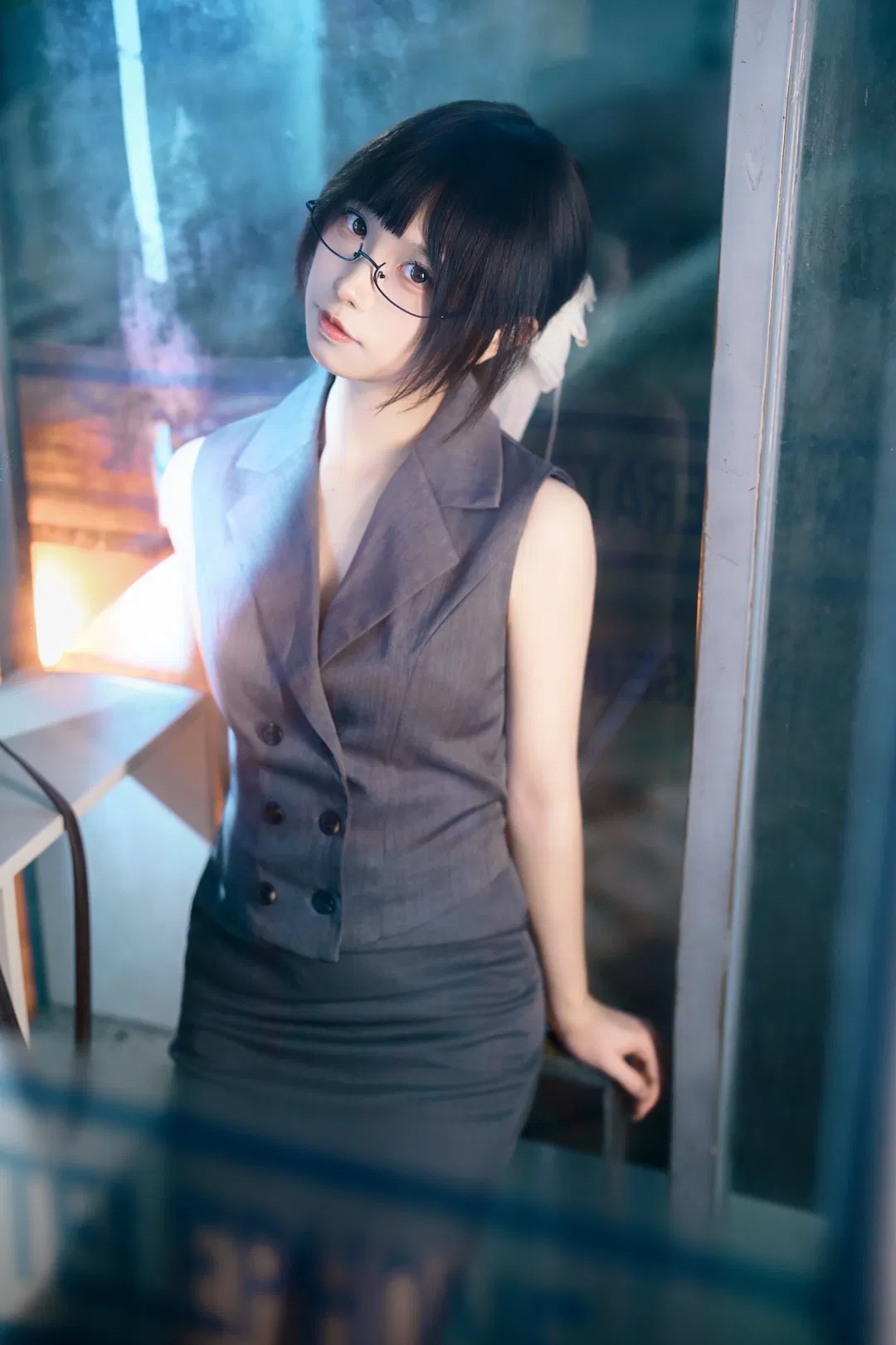 加班后的电话亭，日系OL眼镜制服夜景写真 - 第 4 张