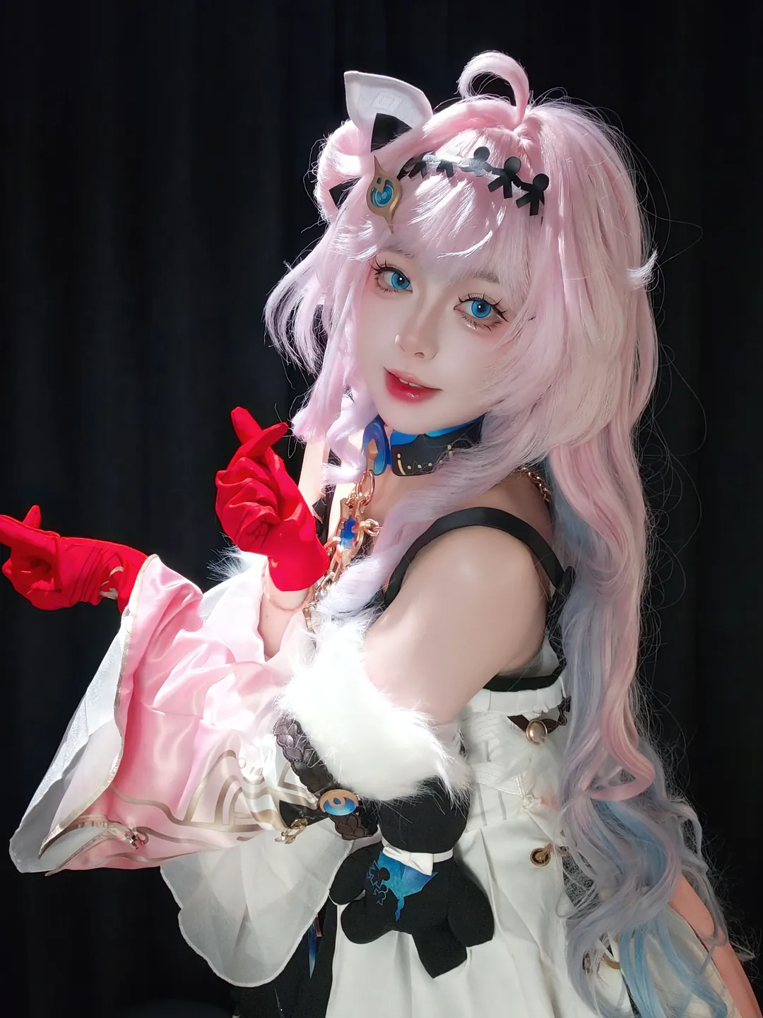 【達妮婭cos】鳴潮達妮婭的粉藍漸變髮色與白裙造型分享 - 第 1 張