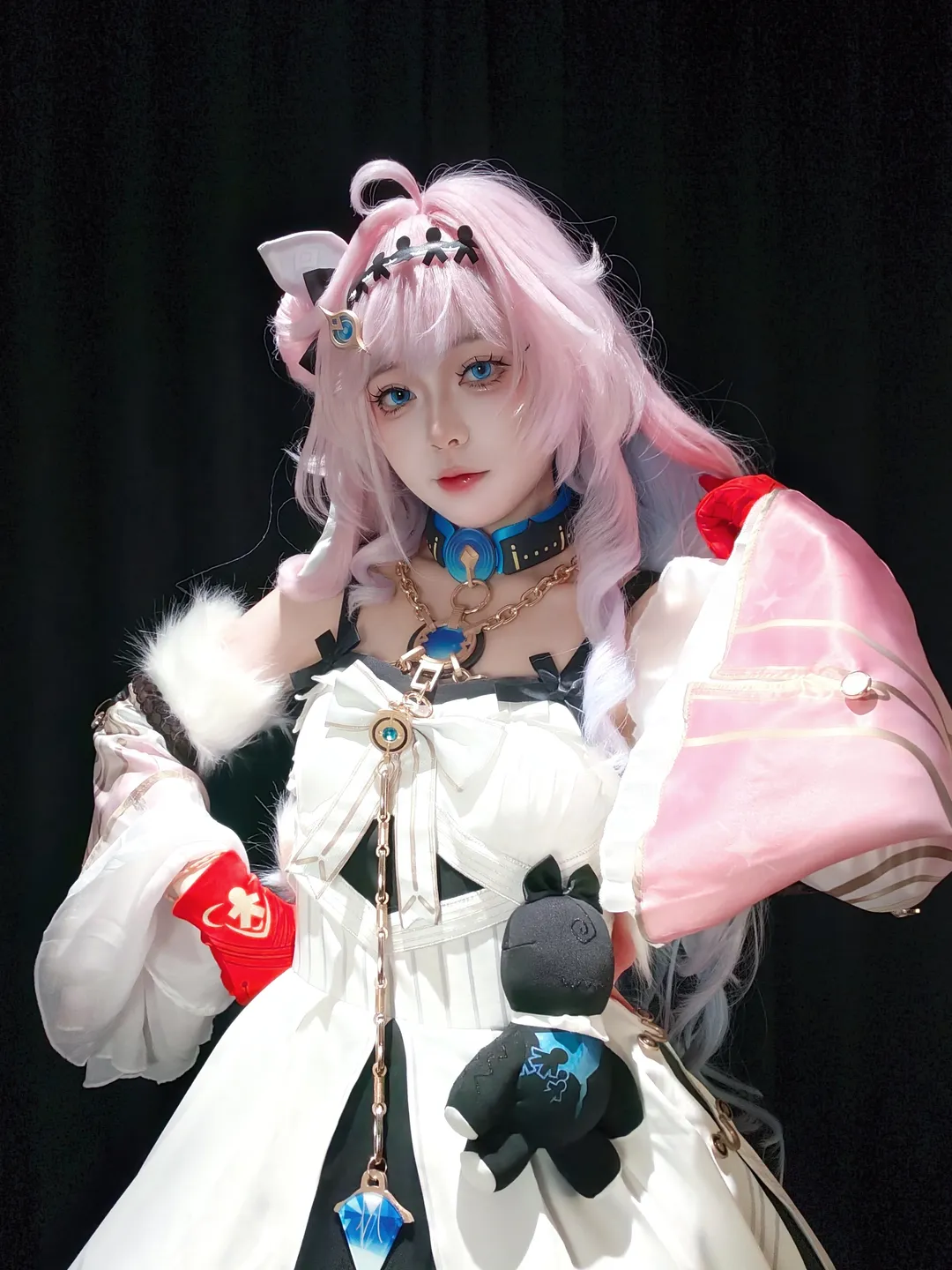 【達妮婭cos】鳴潮達妮婭的粉藍漸變髮色與白裙造型分享 - 第 2 張
