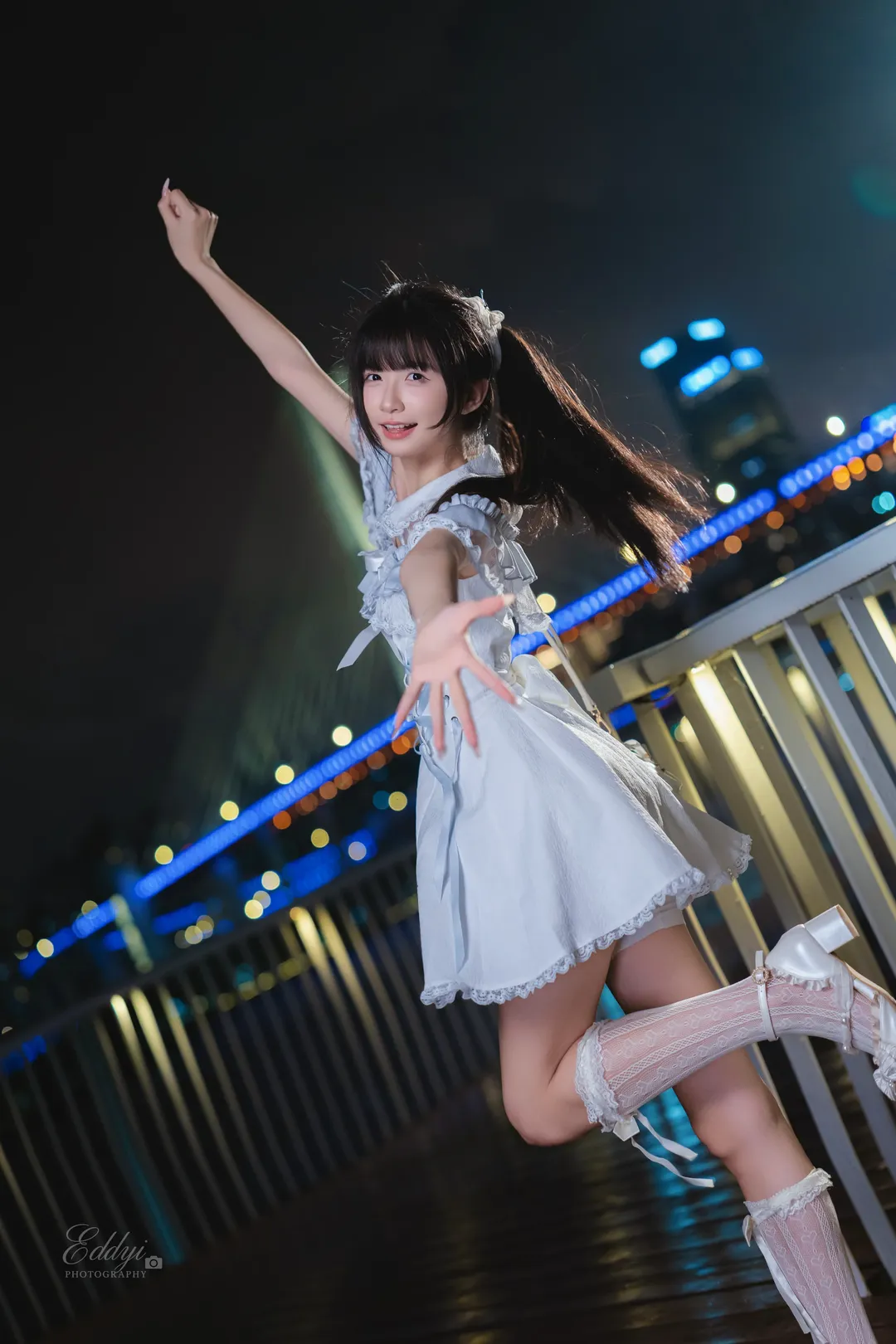 虚化夜校复健，浅蓝白裙夜拍的全新尝试