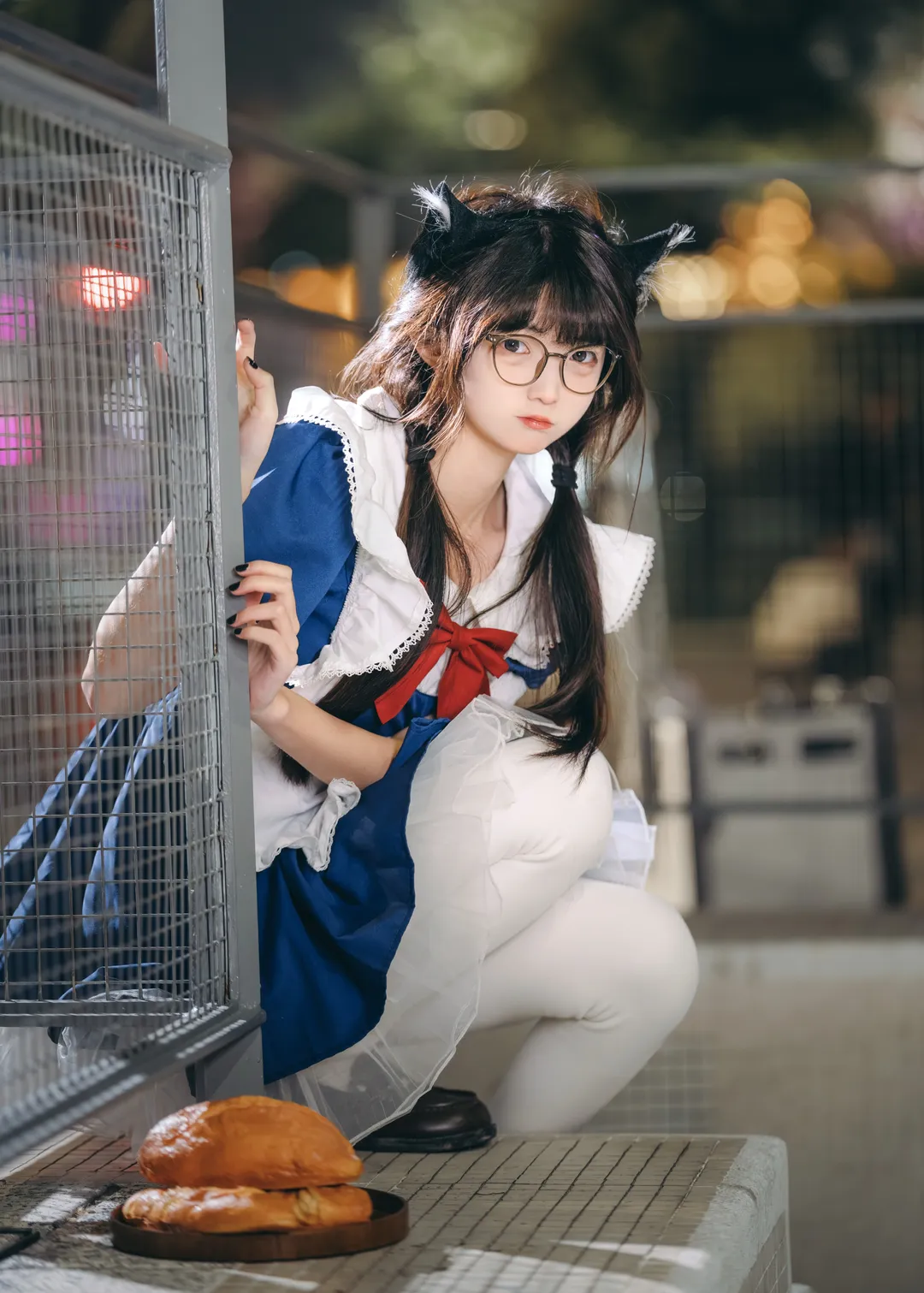 圆明园路夜拍随记：蓝白女仆装与面包木盘 - 第 1 张