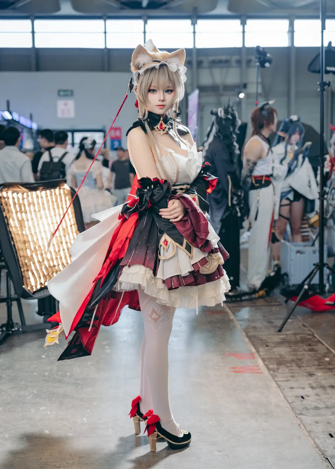 【遠坂凜cos】CJ現場黑絲紅披風的高動態抓拍體驗 - 第 15 張