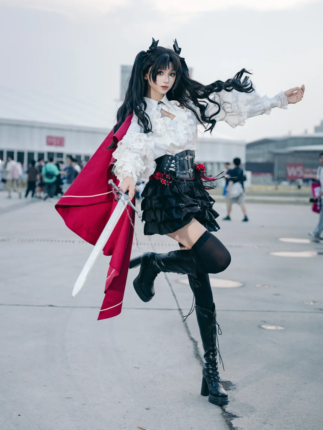 【遠坂凜cos】CJ現場黑絲紅披風的高動態抓拍體驗 - 第 3 張