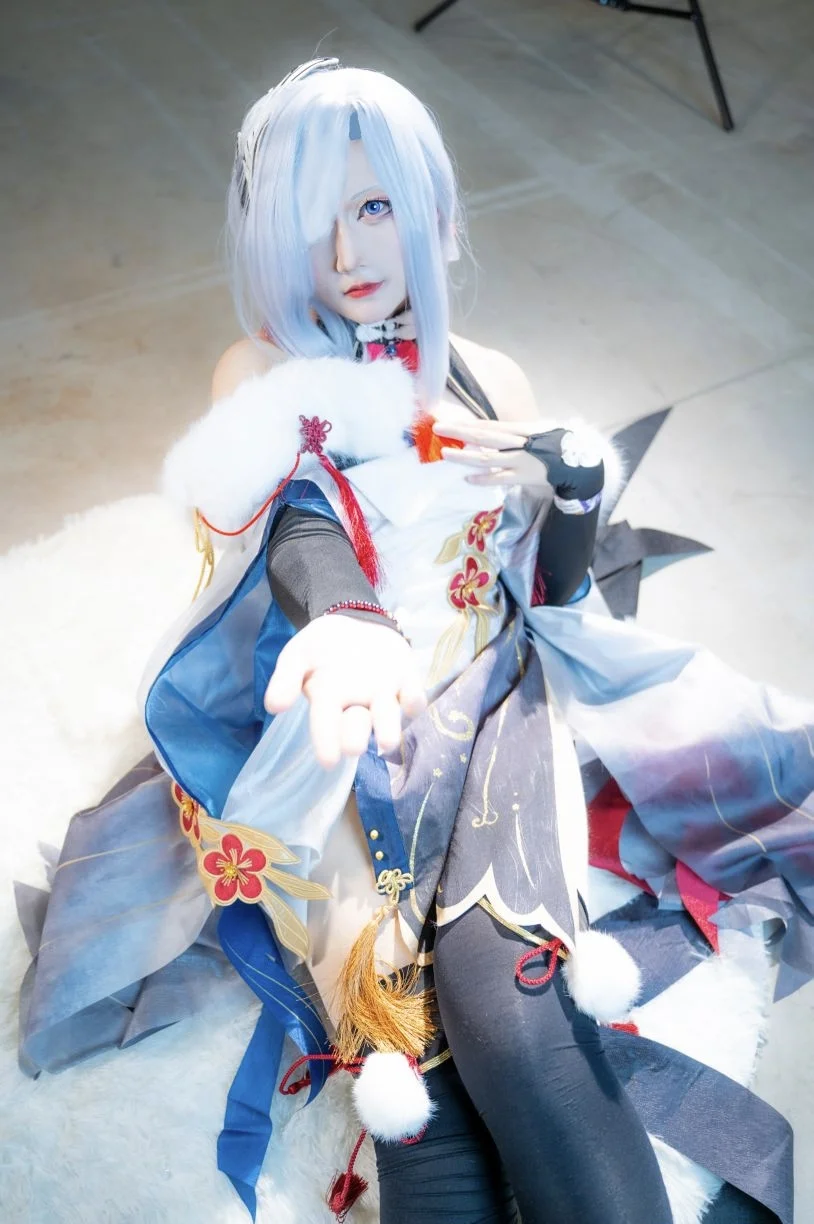【申鹤cos】雪国冰原上的红绳流光，这套原神角色的服装细节分享 - 第 1 张