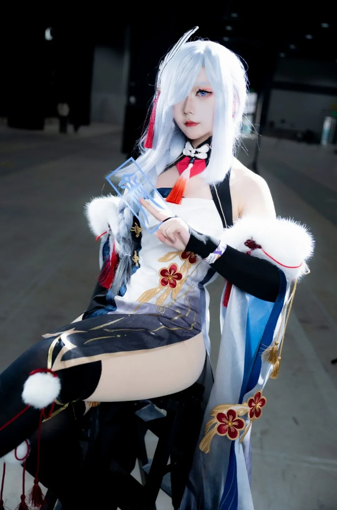 【申鹤cos】雪国冰原上的红绳流光，这套原神角色的服装细节分享 - 第 3 张