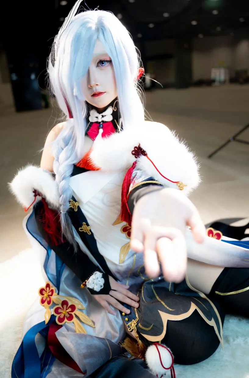 【申鹤cos】雪国冰原上的红绳流光，这套原神角色的服装细节分享 - 第 4 张