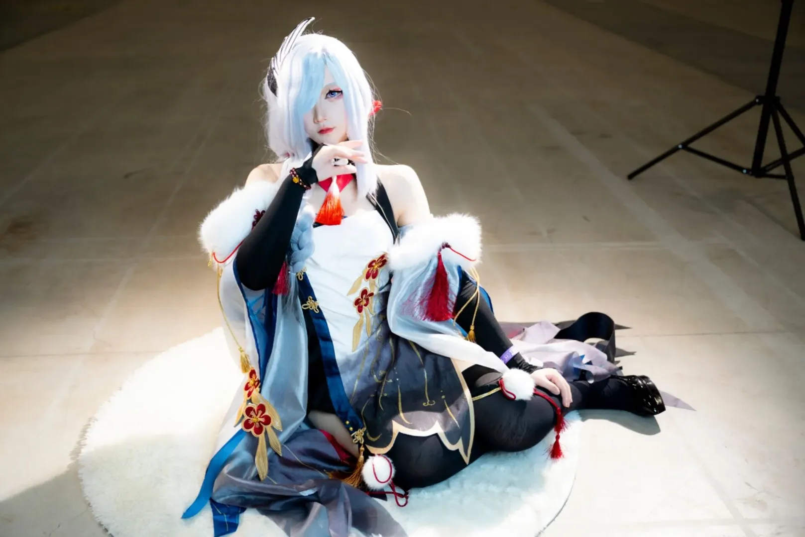 【申鹤cos】雪国冰原上的红绳流光，这套原神角色的服装细节分享 - 第 6 张
