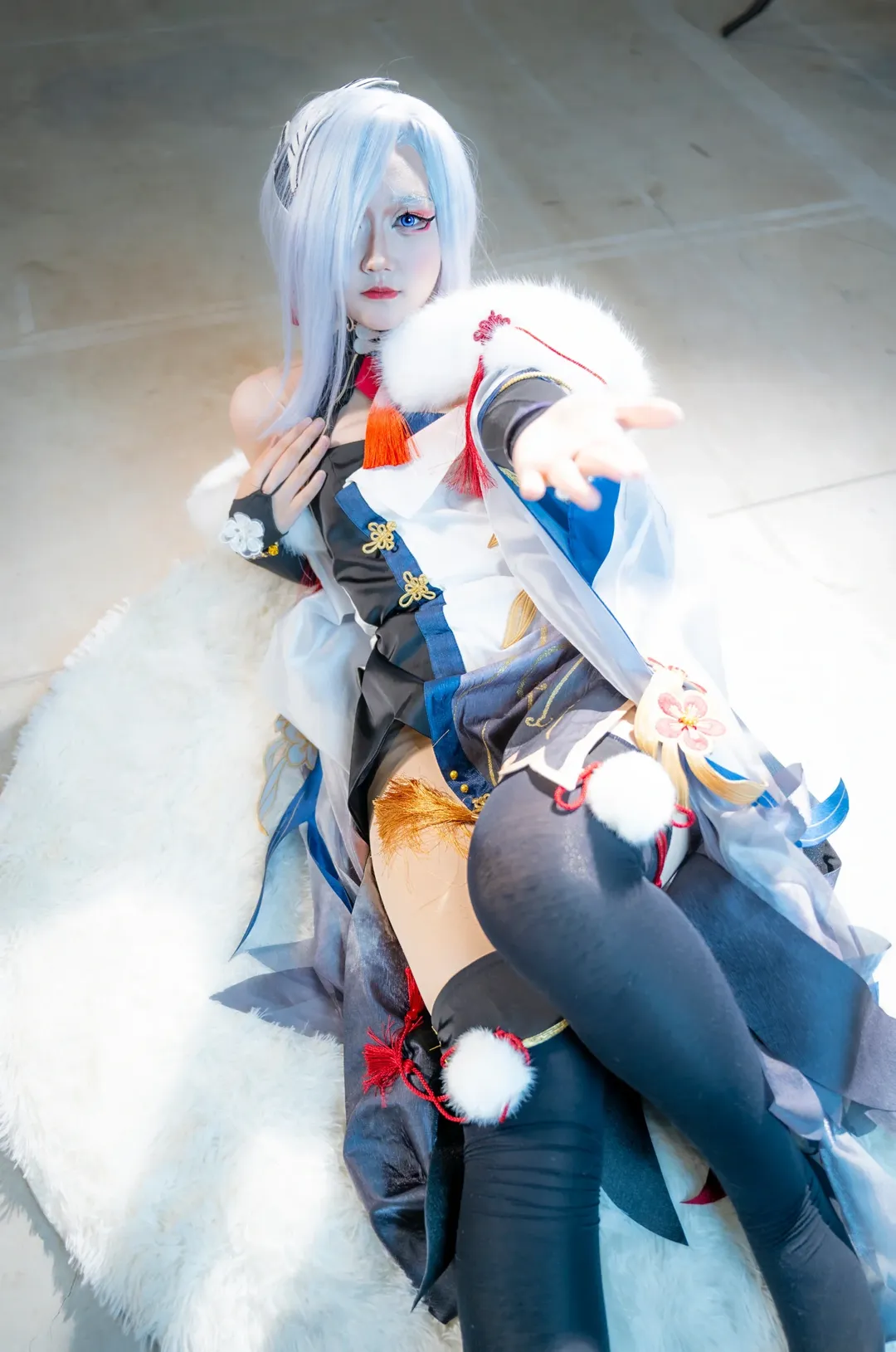 【申鹤cos】雪国冰原上的红绳流光，这套原神角色的服装细节分享 - 第 7 张