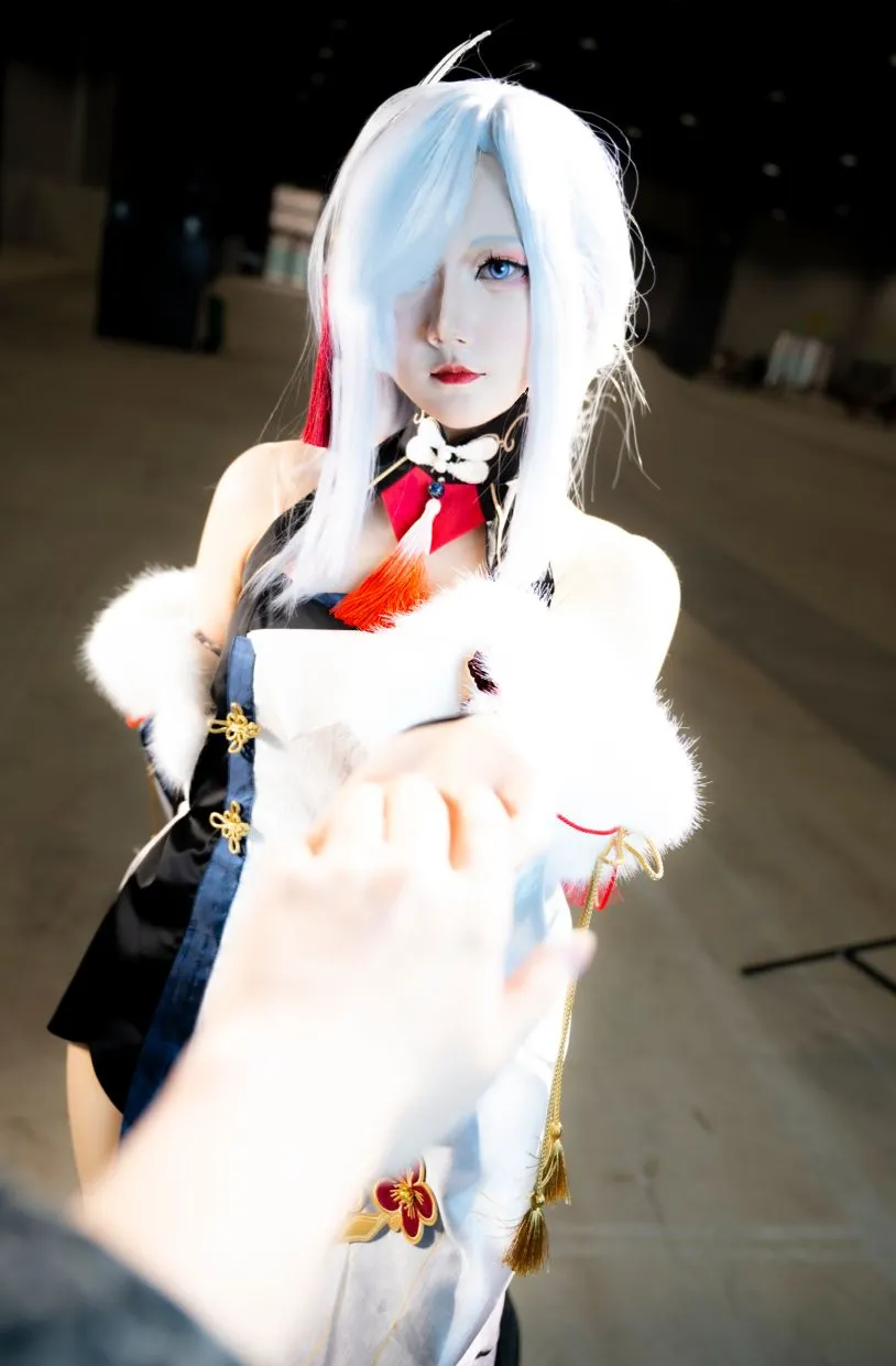【申鹤cos】雪国冰原上的红绳流光，这套原神角色的服装细节分享 - 第 8 张