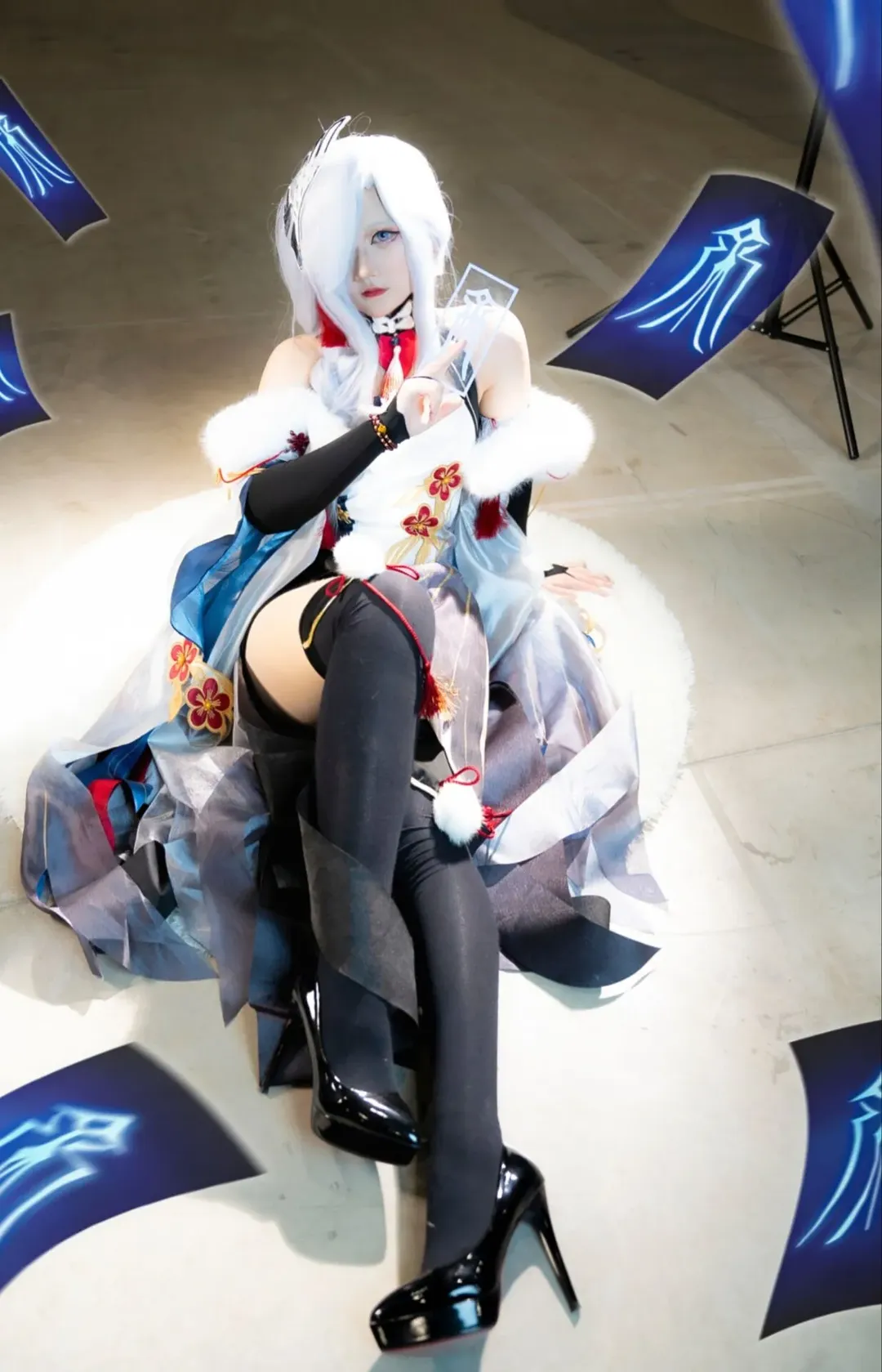 【申鹤cos】雪国冰原上的红绳流光，这套原神角色的服装细节分享 - 第 9 张