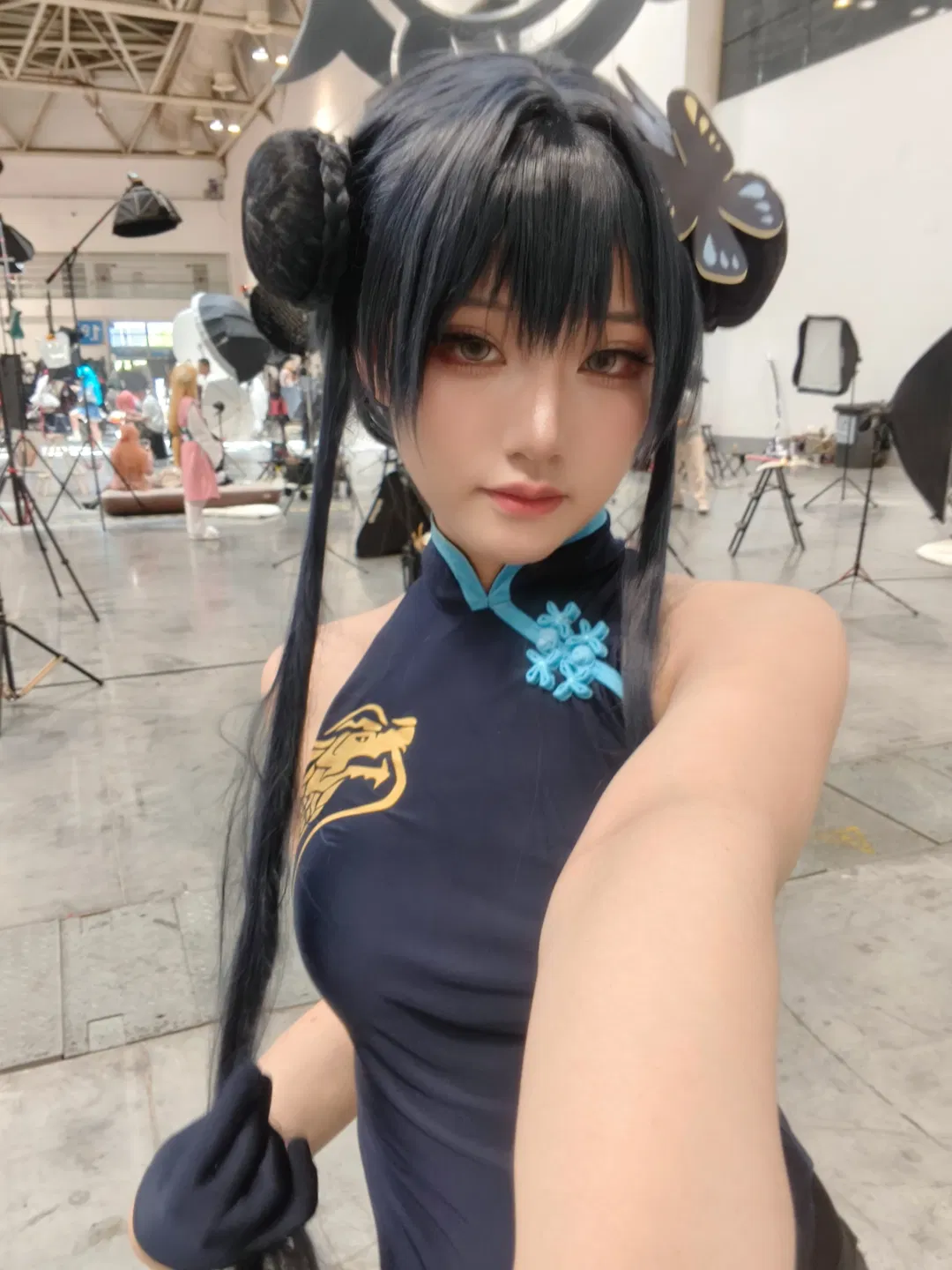 【龙华妃咲cos】蔚蓝档案的旗袍造型，双丸子头气场全开 - 第 1 张