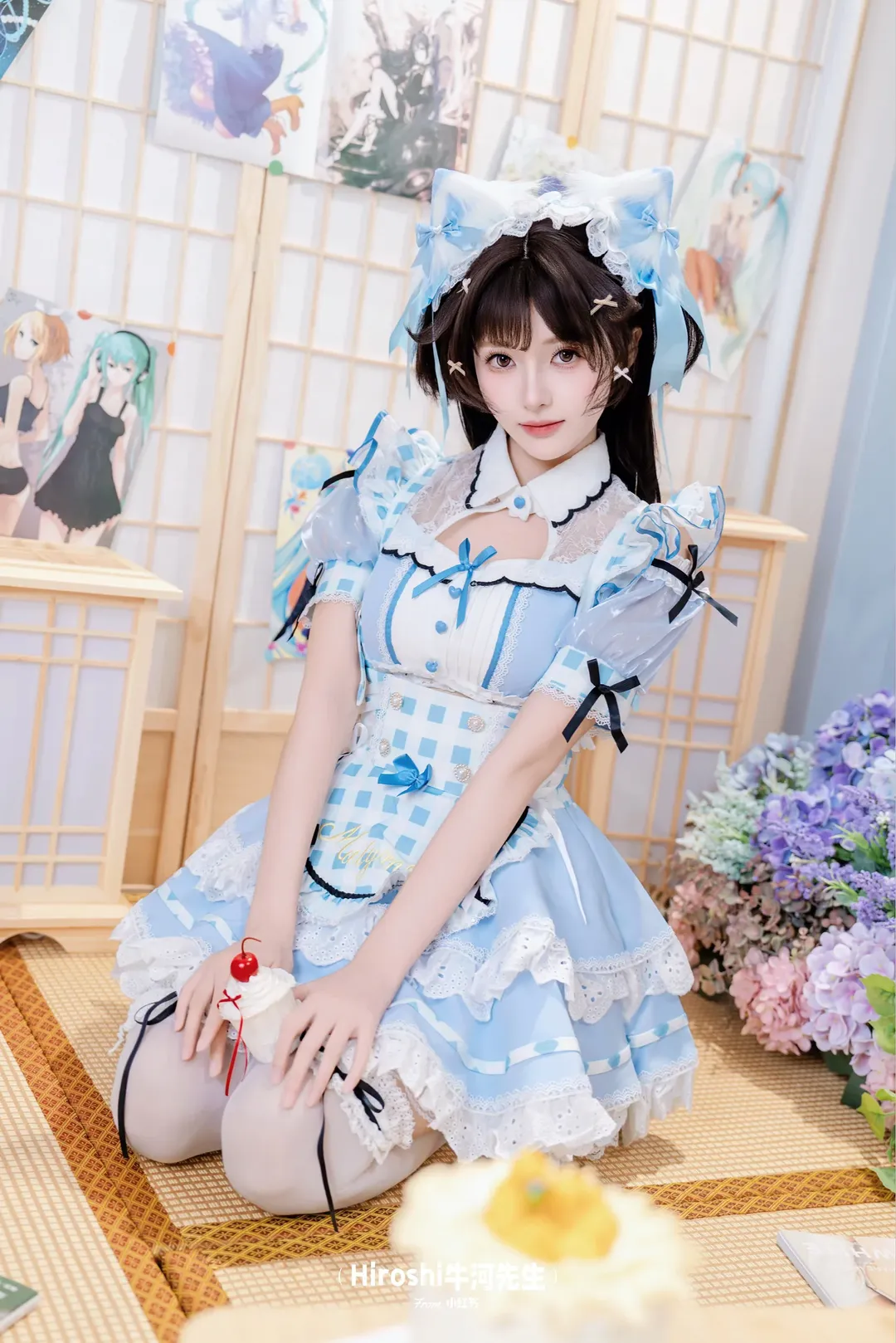 蓝白格纹女仆装，吃小蛋糕开启的甜美下午茶 - 第 4 张