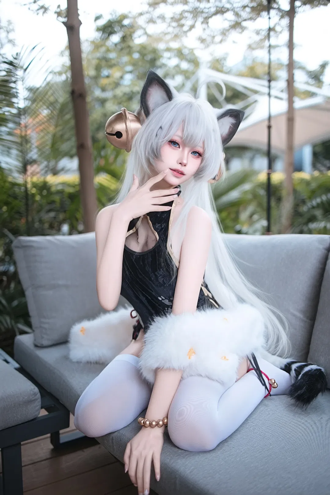 【riko白虎娘cos】黑金旗袍与白丝虎尾的户外写真 - 第 1 张