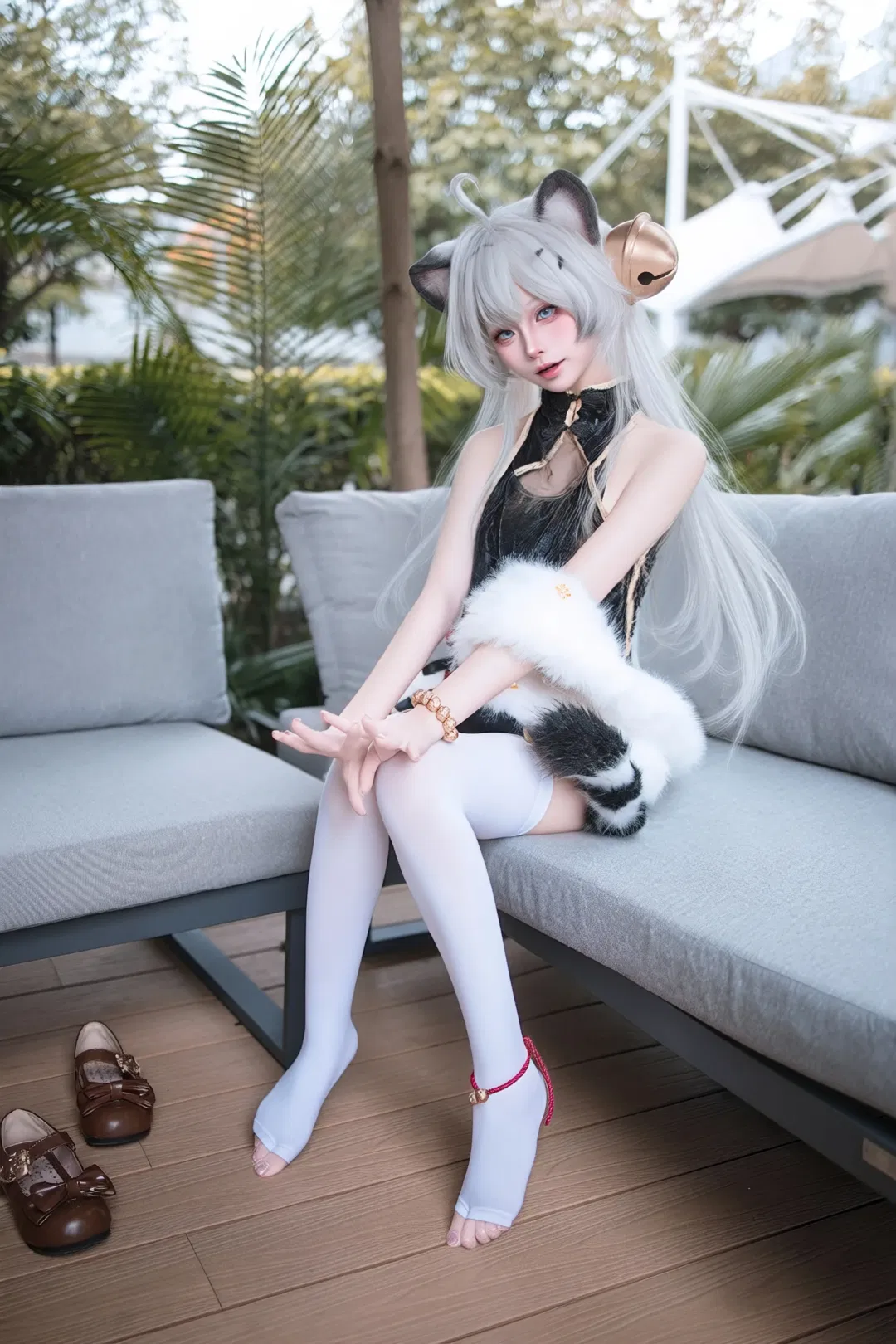 【riko白虎娘cos】黑金旗袍与白丝虎尾的户外写真 - 第 2 张