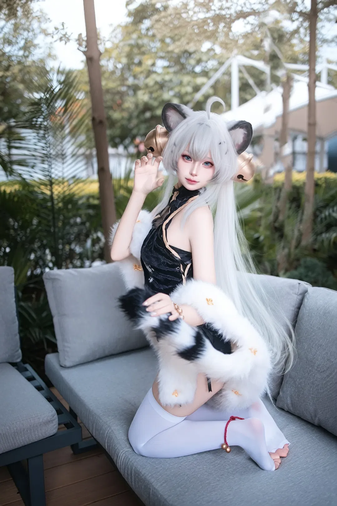 【riko白虎娘cos】黑金旗袍与白丝虎尾的户外写真 - 第 3 张