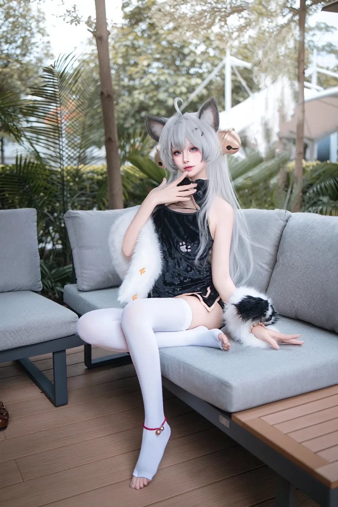 【riko白虎娘cos】黑金旗袍与白丝虎尾的户外写真 - 第 4 张