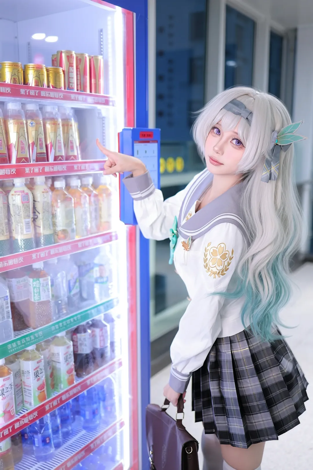 【流萤cos】星穹铁道春日手信 在自动售货机前的日常感抓拍 - 第 2 张