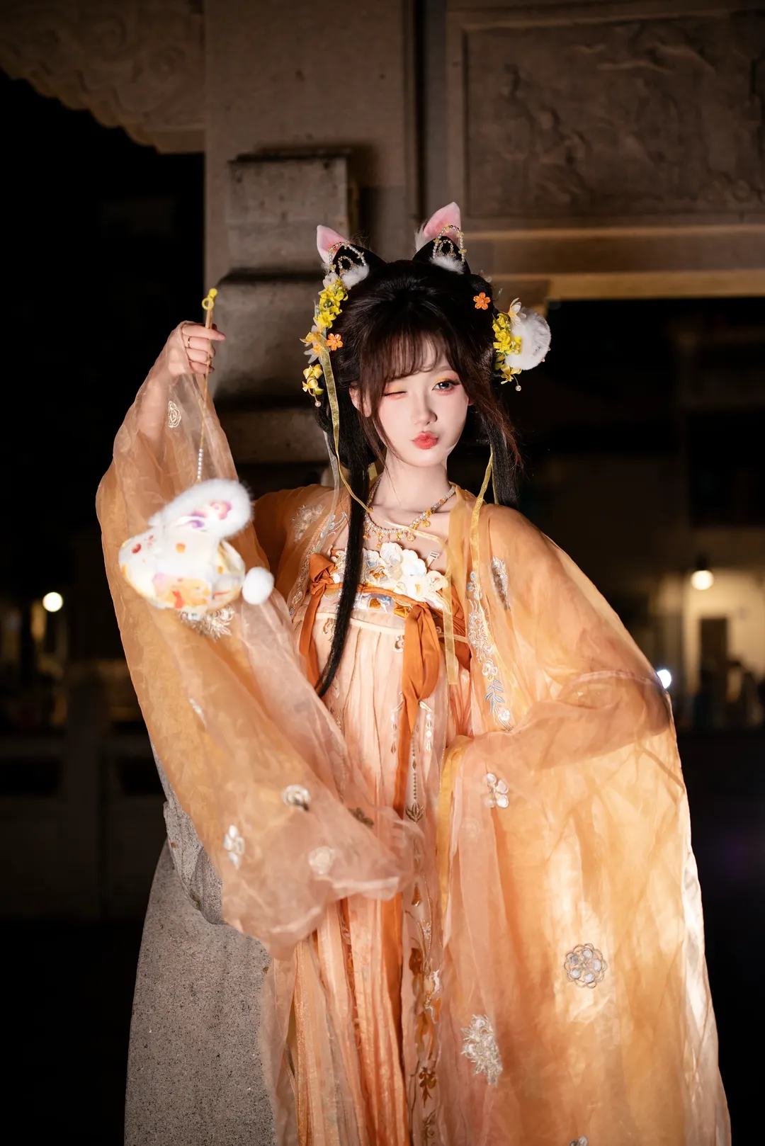 玉兔中秋妆造 橘色轻纱古风汉服夜景写真 - 第 1 张