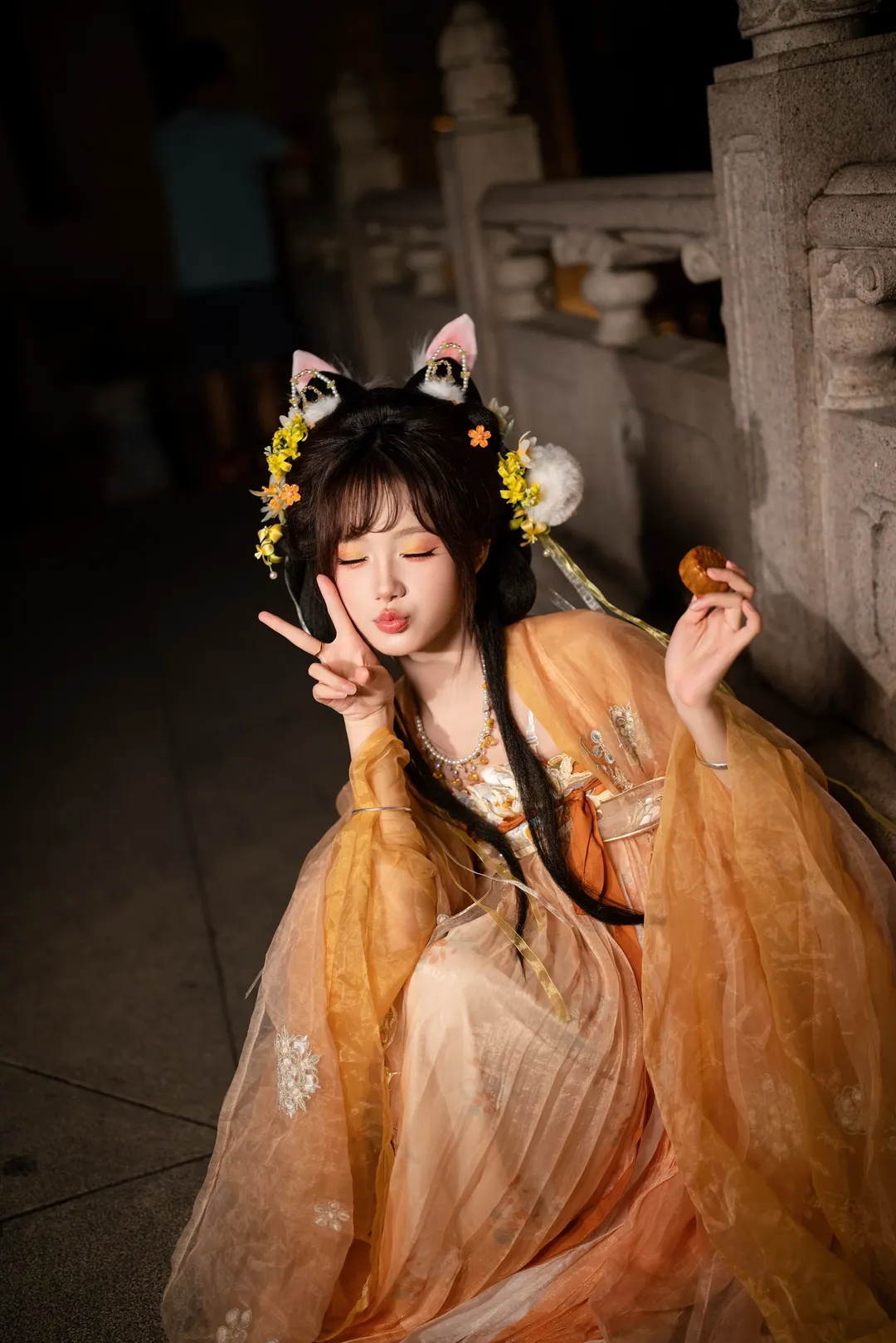 玉兔中秋妆造 橘色轻纱古风汉服夜景写真 - 第 13 张