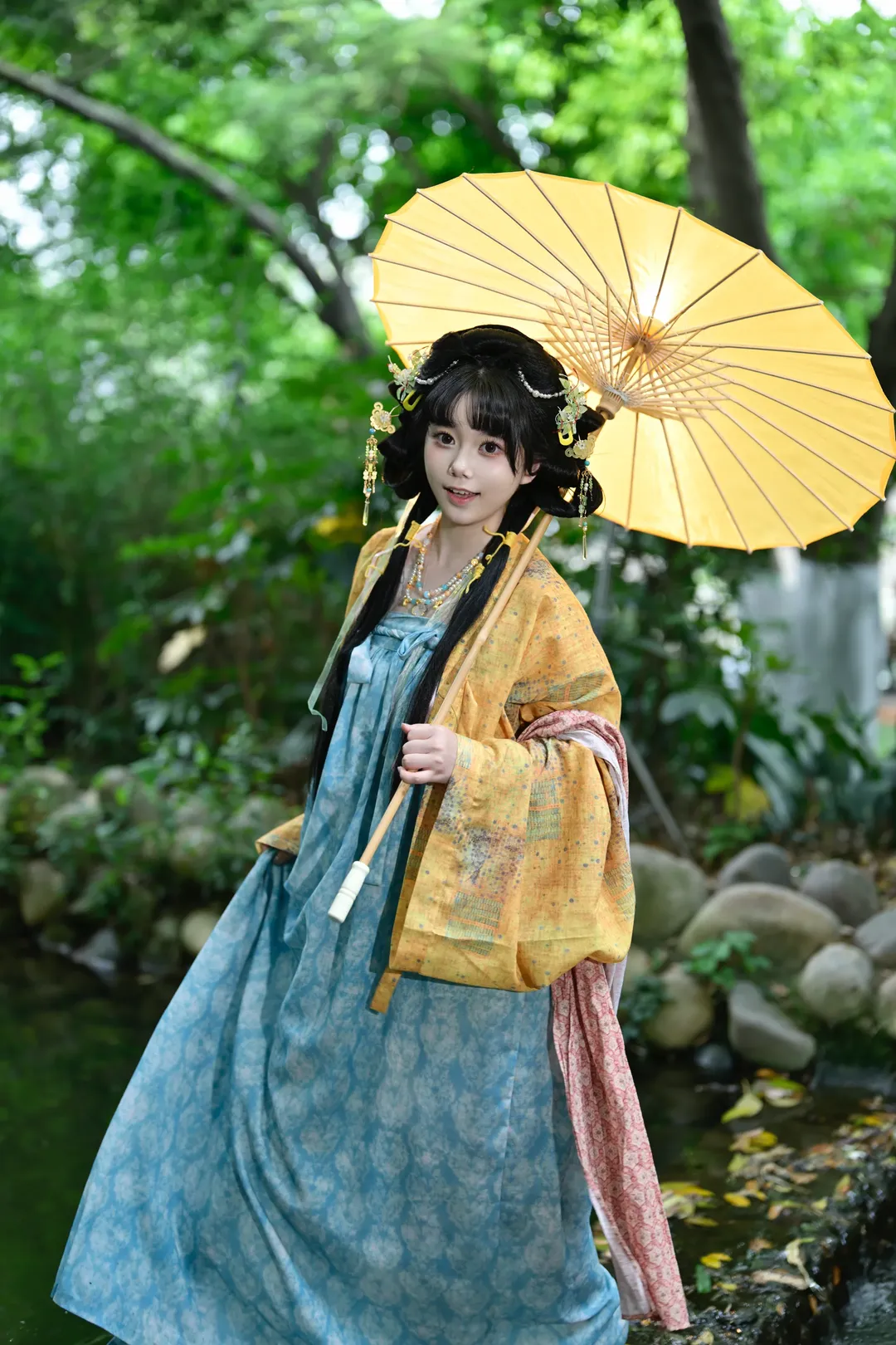 穿着汉服撑着油纸伞在水边拍照，这套古风妆造太出片了 - 第 9 张