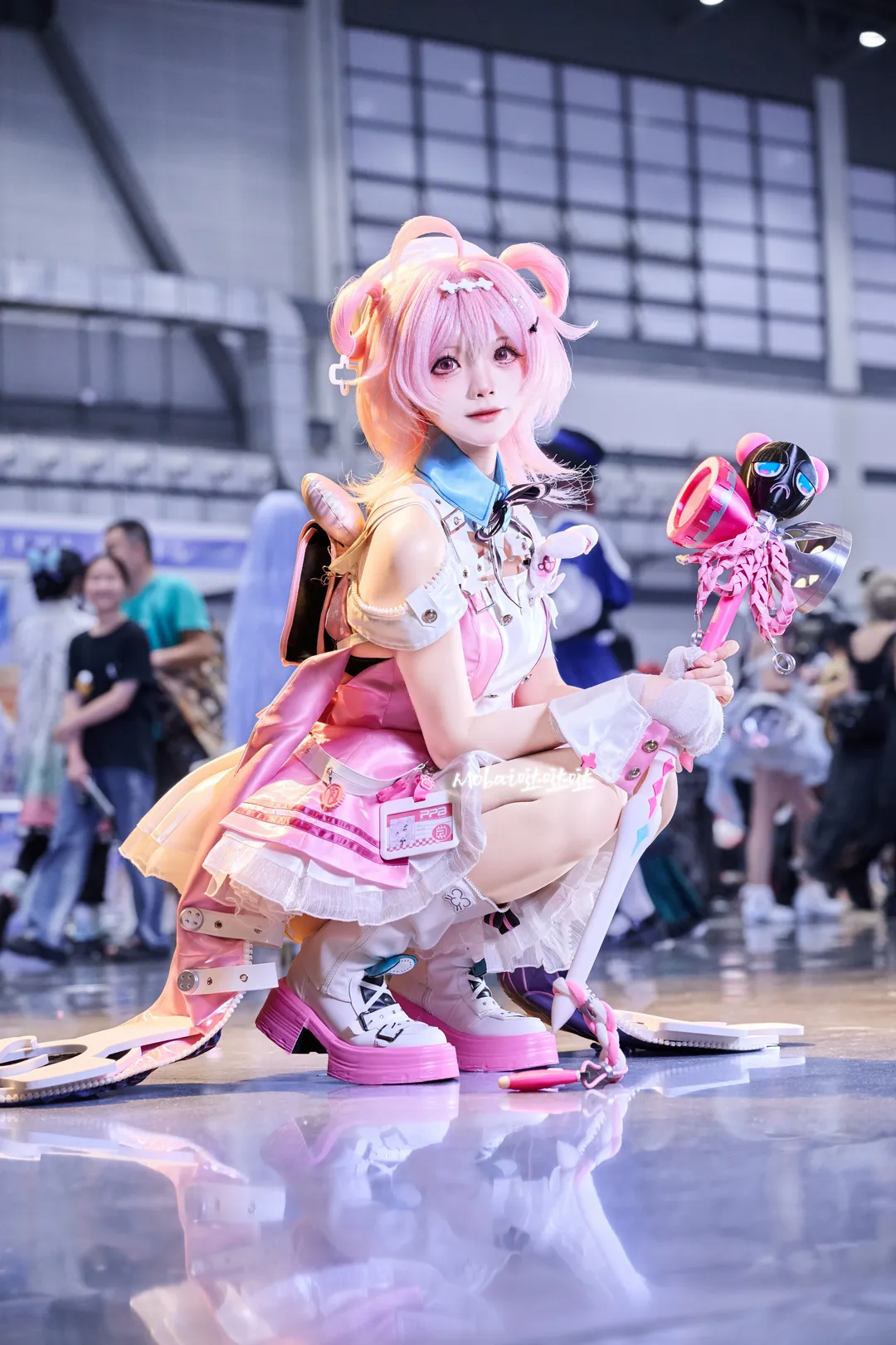 【小吱cos】异环粉爪银行大堂经理来漫展啦 - 第 1 张