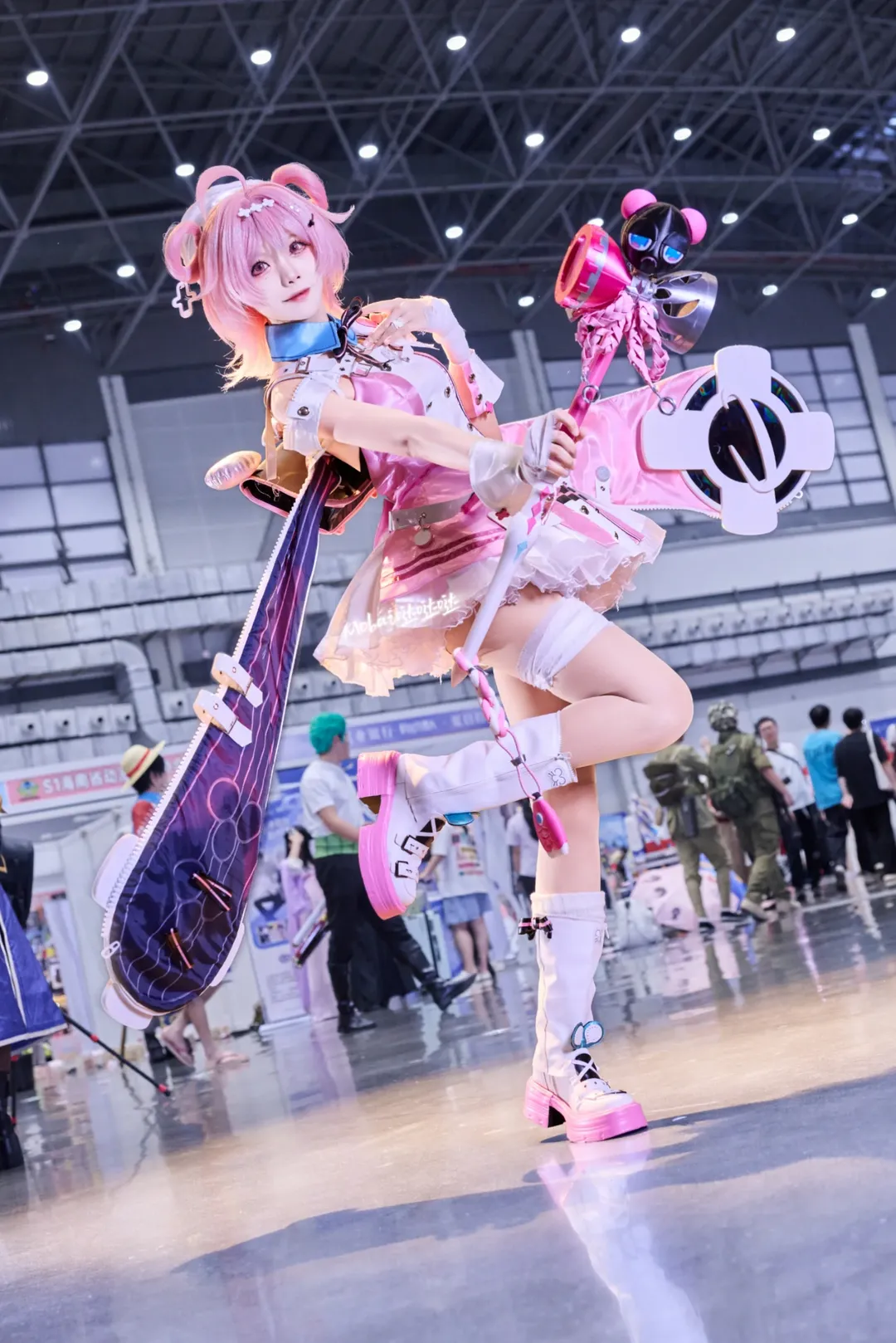 【小吱cos】异环粉爪银行大堂经理来漫展啦 - 第 2 张